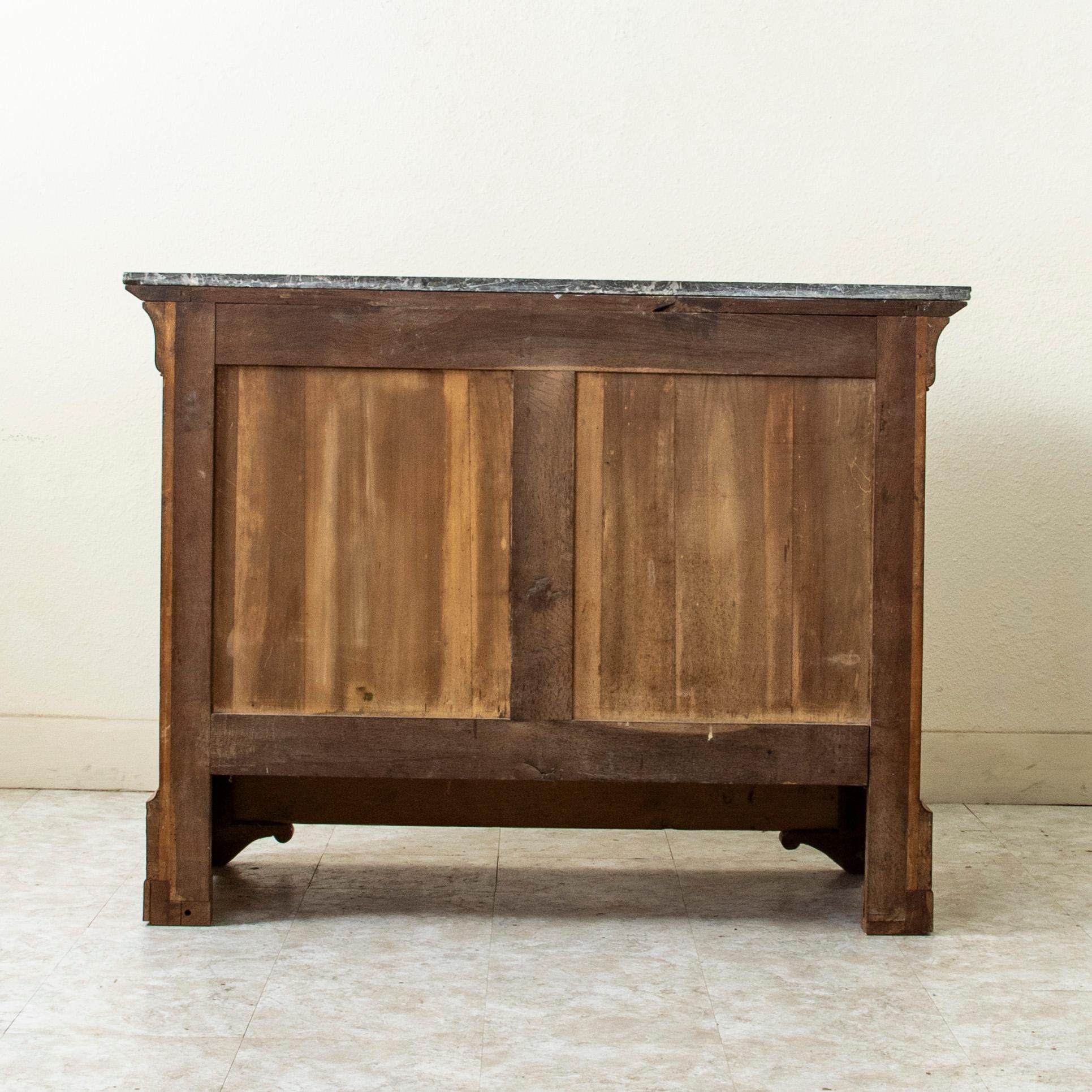 Cassapanca in legno di noce abbinata a libri del periodo Louis Philippe del XIX secolo, marmo In condizioni buone in vendita a Fayetteville, AR