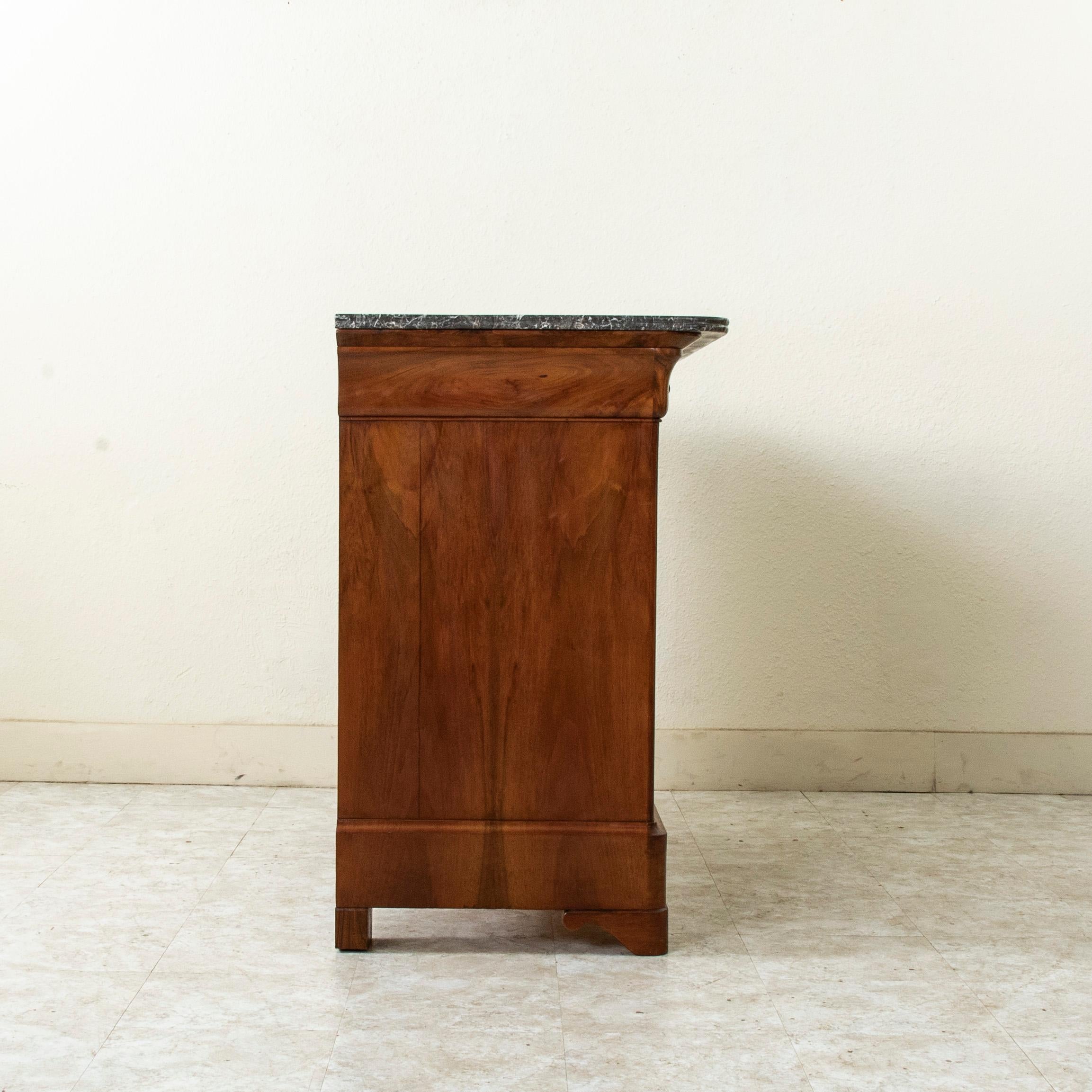 Marmo Cassapanca in legno di noce abbinata a libri del periodo Louis Philippe del XIX secolo, marmo in vendita