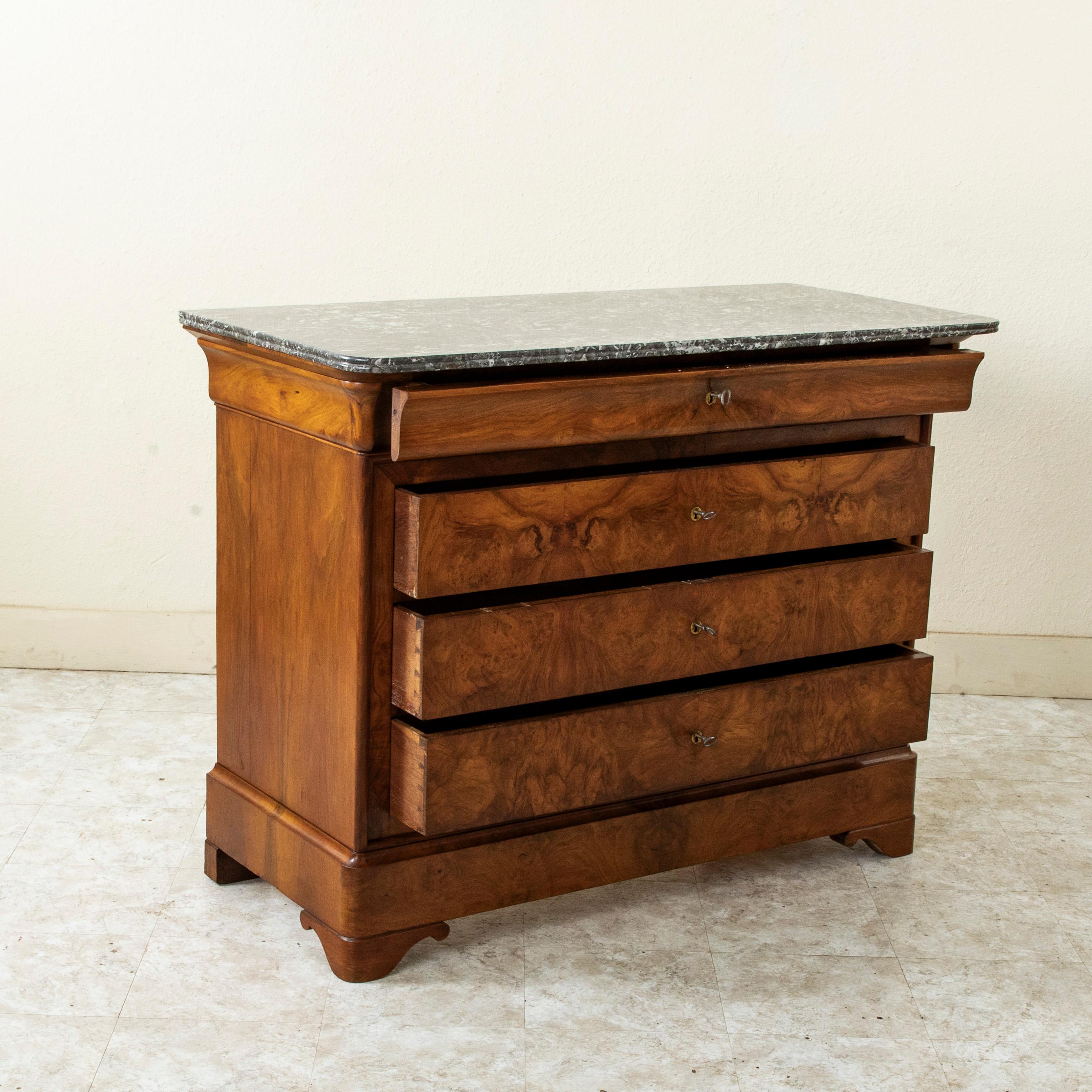 Cassapanca in legno di noce abbinata a libri del periodo Louis Philippe del XIX secolo, marmo in vendita 1