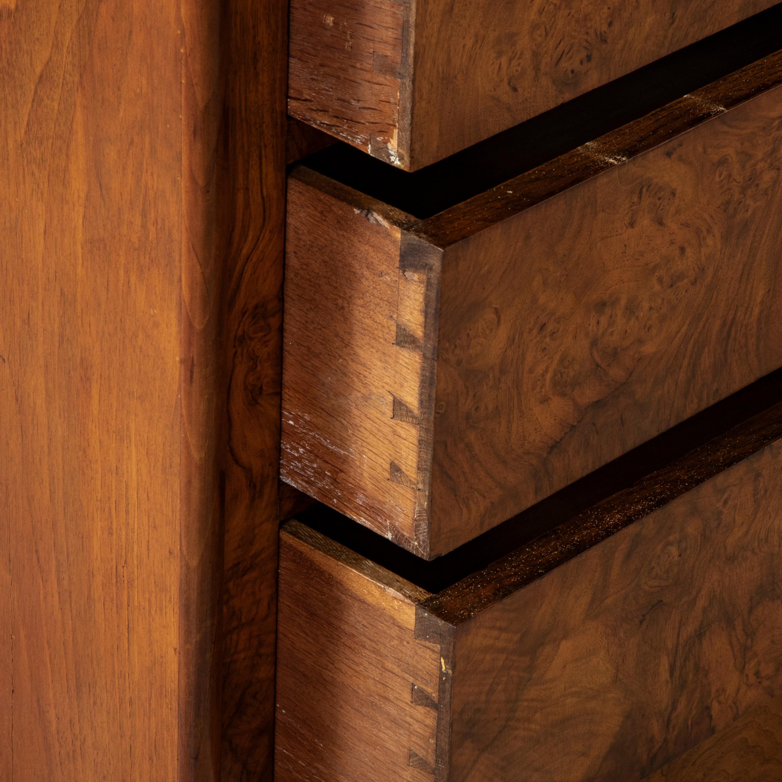 Cassapanca in legno di noce abbinata a libri del periodo Louis Philippe del XIX secolo, marmo in vendita 2