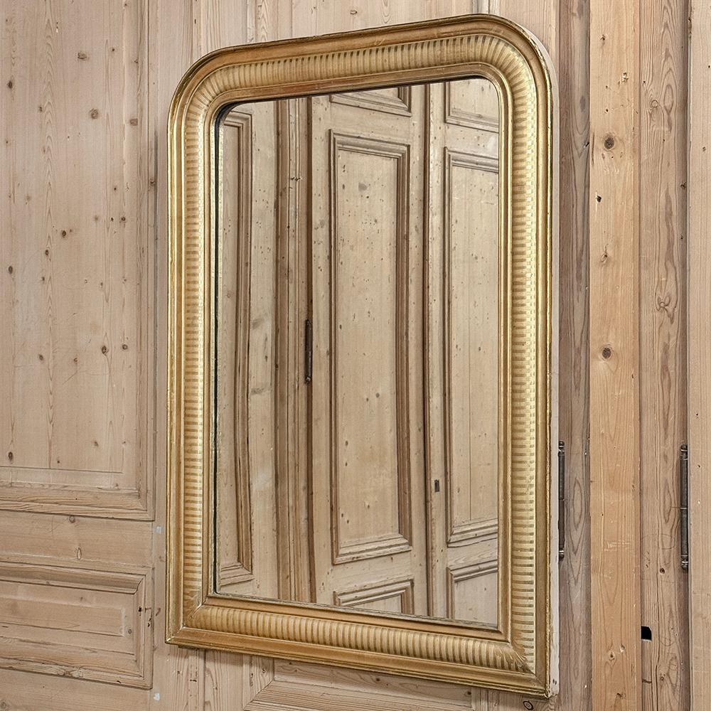 Ce miroir doré d'époque Louis Philippe du 19e siècle est un excellent exemple du style qui a captivé la cour royale il y a 175 ans et qui est resté populaire depuis lors !  Les lignes épurées, combinées à l'élégance subtile et discrète, font que ce