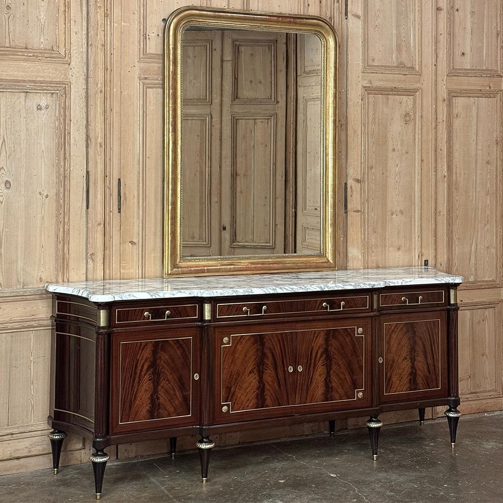Ce miroir en bois doré d'époque Louis Philippe du 19ème siècle est un exemple classique du genre ~ considéré comme l'un des styles les plus réussis émanant de la France dans toute l'histoire !  L'architecture personnalisée, d'inspiration classique,