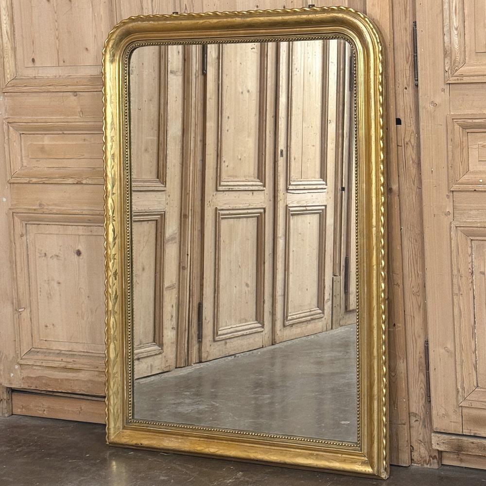 Le miroir en bois doré d'époque Louis Philippe du 19e siècle représente l'essence même de cette époque, où l'architecture sur mesure se mêlait à l'élégance opulente et sobre pour produire un style qui est resté populaire pendant près de deux siècles