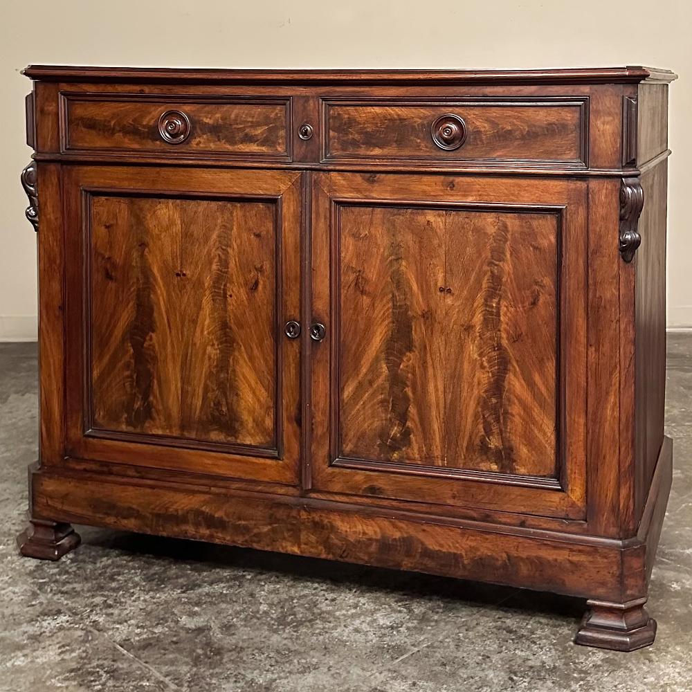 Il buffet francese del XIX secolo del periodo Louis Philippe in mogano è un esempio senza tempo di un'epoca della storia francese che richiamava le linee architettoniche su misura degli antichi greci e romani, ma evitava gli ornamenti eccessivi per