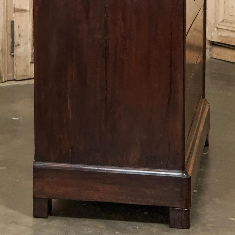 Commode francese del XIX secolo del periodo Louis Philippe in mogano con piano in marmo in vendita 5