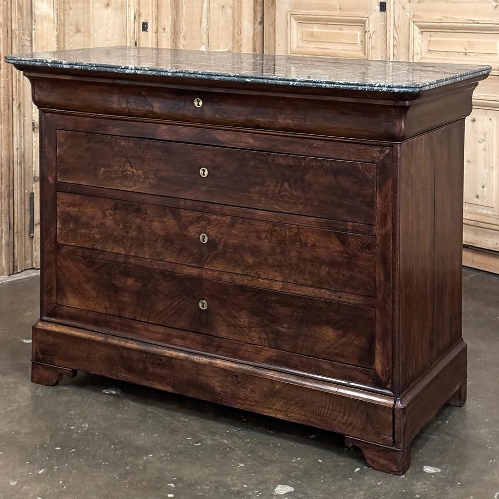 La commode francese del XIX secolo del periodo Louis Philippe in mogano con piano in marmo è un esempio superlativo dell'architettura su misura e degli ornamenti sobri che hanno reso questo stile popolare dalla metà del 1800.  Utilizzando una radica