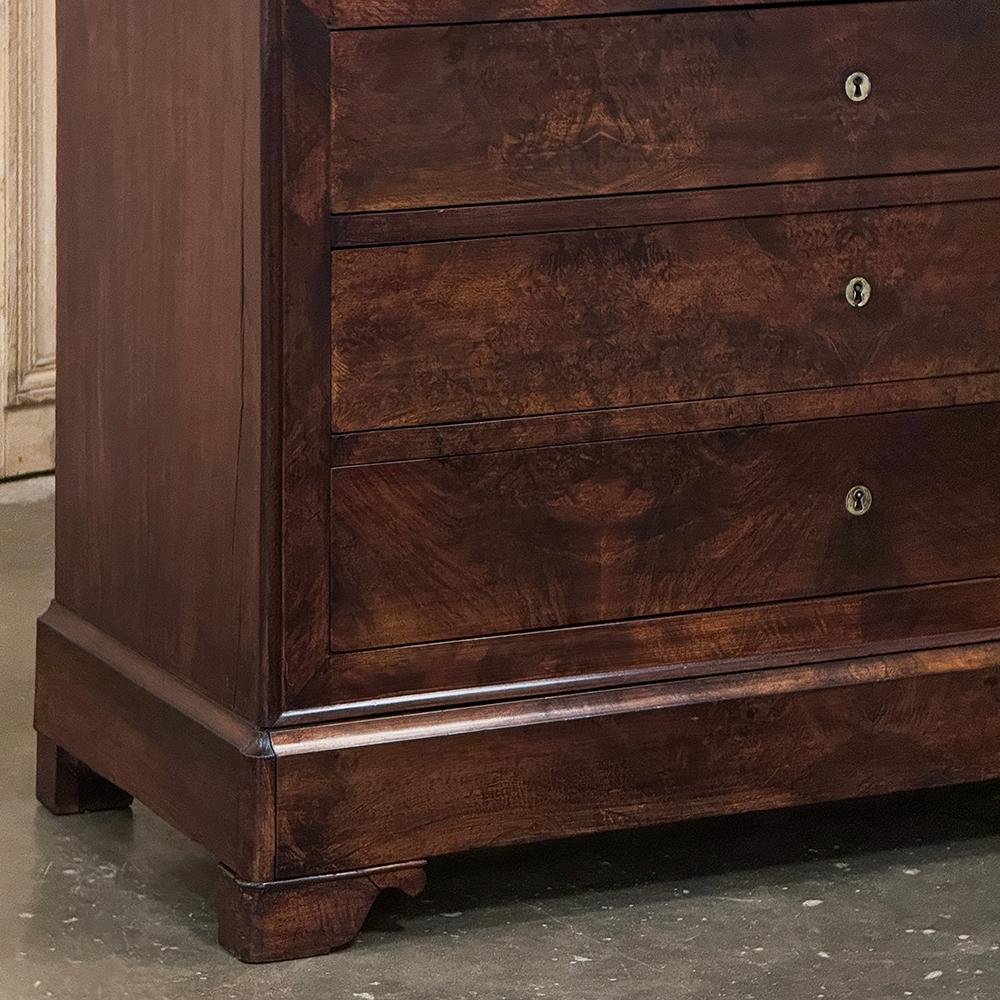 Fatto a mano Commode francese del XIX secolo del periodo Louis Philippe in mogano con piano in marmo in vendita