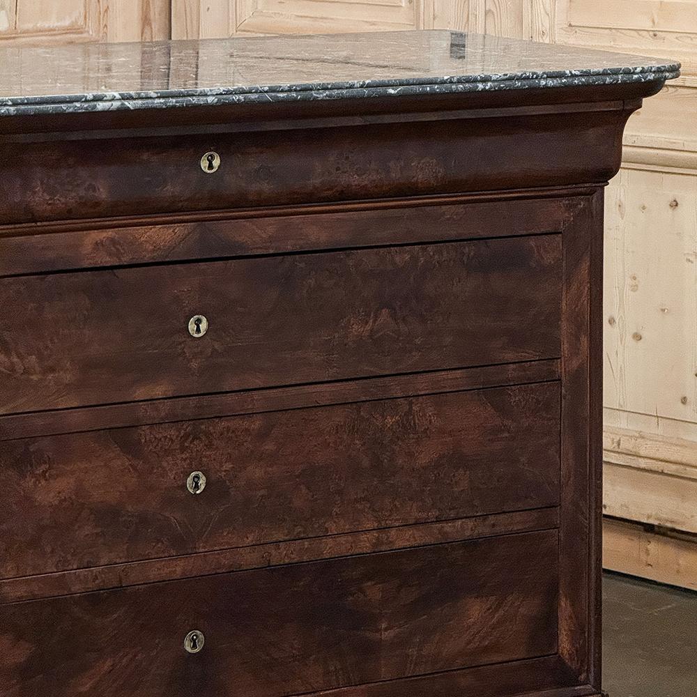 Commode francese del XIX secolo del periodo Louis Philippe in mogano con piano in marmo In condizioni buone in vendita a Dallas, TX