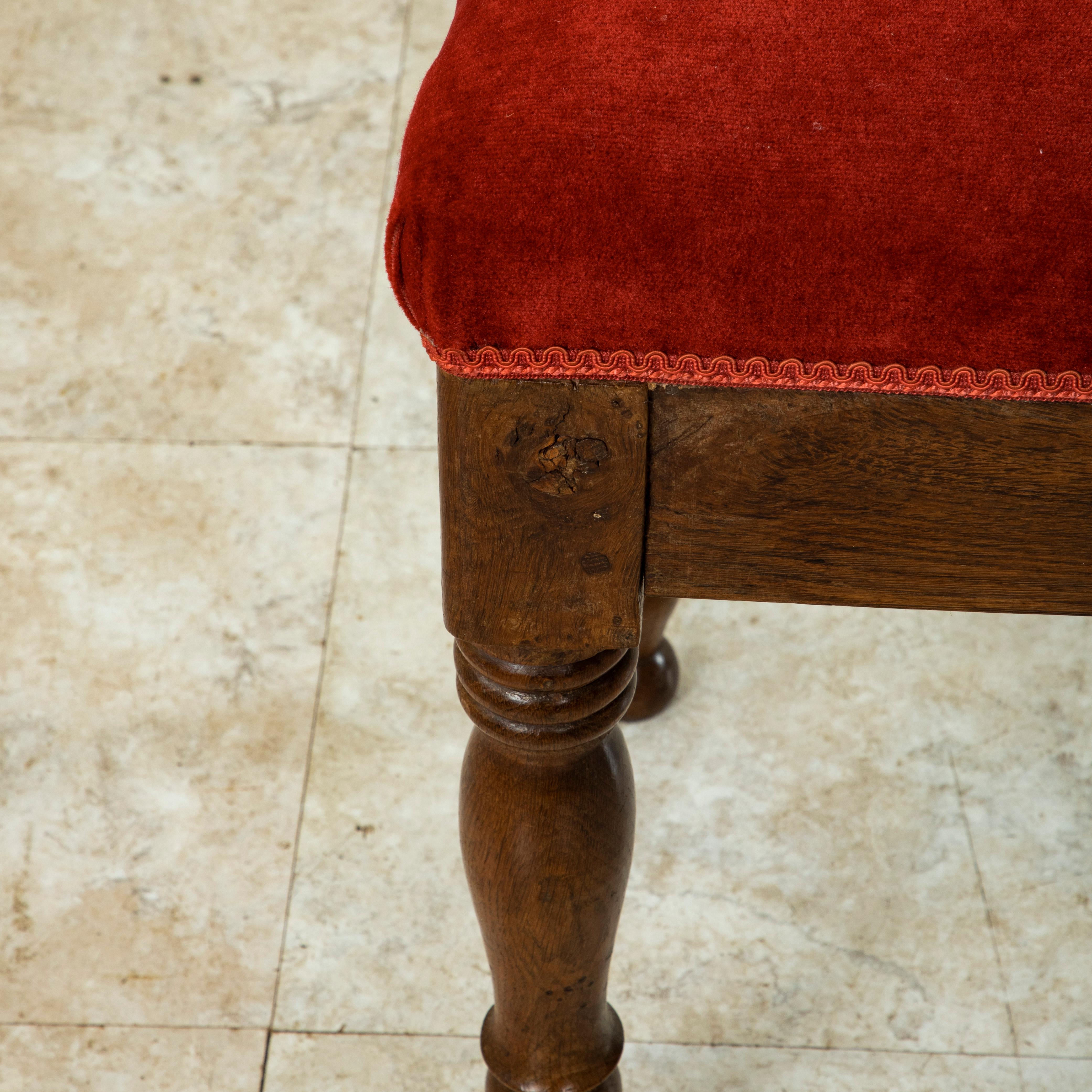 Tissu d'ameublement Banquette ou banc en chêne d'époque Louis Philippe du 19ème siècle avec velours rouge