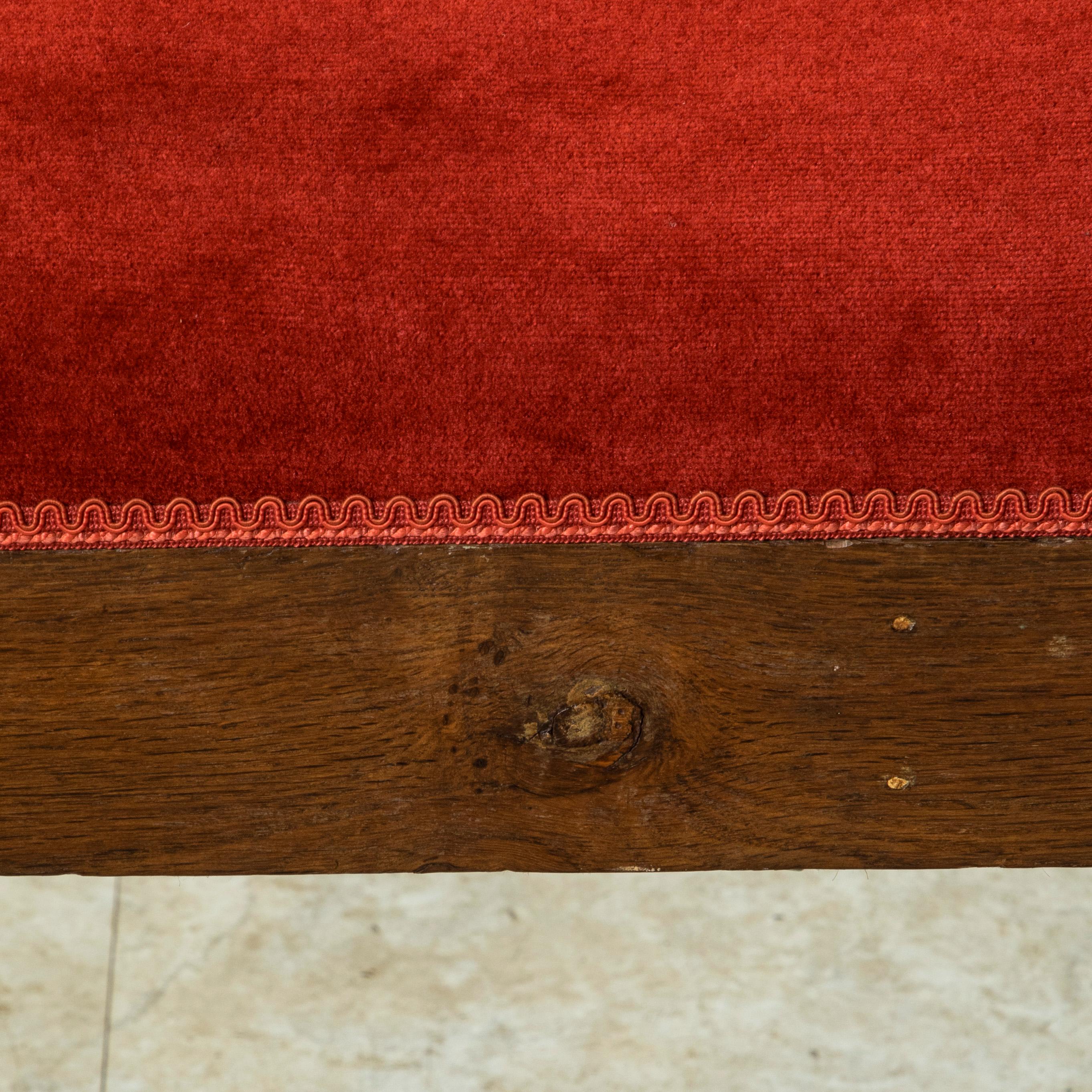 Banquette ou banc en chêne d'époque Louis Philippe du 19ème siècle avec velours rouge 1