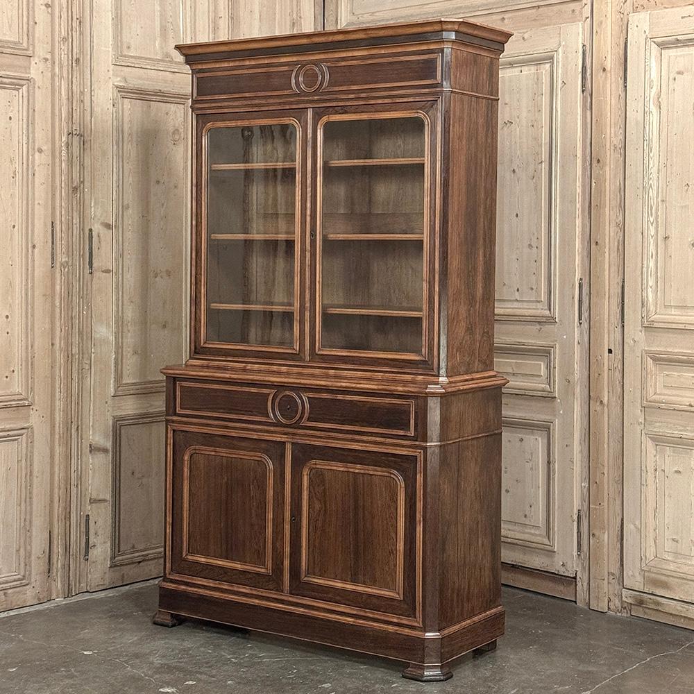Secrétaire d'époque Louis Philippe du 19e siècle ~ Bibliothèque a été fabriquée à la main à partir de bois durs exotiques importés des Amériques pour créer un effet bicolore à la fois unique et charmant.  L'architecture sobre est typique du genre,