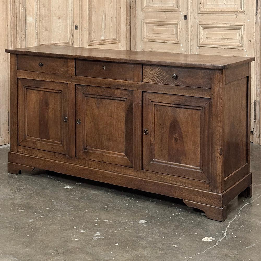 Il buffet in noce del XIX secolo del periodo Louis Philippe ~ Enfilade ~ Credenza è un esempio eccezionale del genere.  Mantenendo un'architettura sartoriale ed escludendo i dettagli intagliati o le montature in ottone, il look è compatibile con