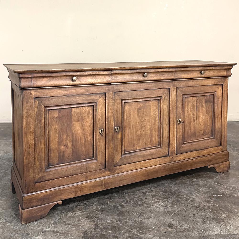 19. Jahrhundert Französisch Louis Philippe Periode Nussbaum Buffet ~ Enfilade ~ Credenza wurde liebevoll handgefertigt aus prächtigen Französisch Nussbaum für Jahrhunderte dauern!  Die für die damalige Zeit charakteristische, maßgeschneiderte