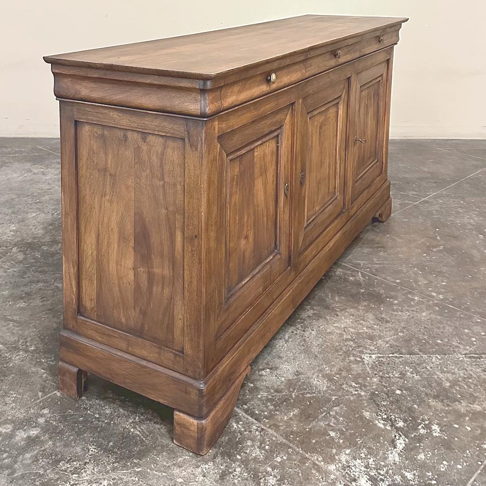 19th Century French Louis Philippe Period Walnut Buffet ~ Enfilade ~ Credenza (Handgefertigt) im Angebot