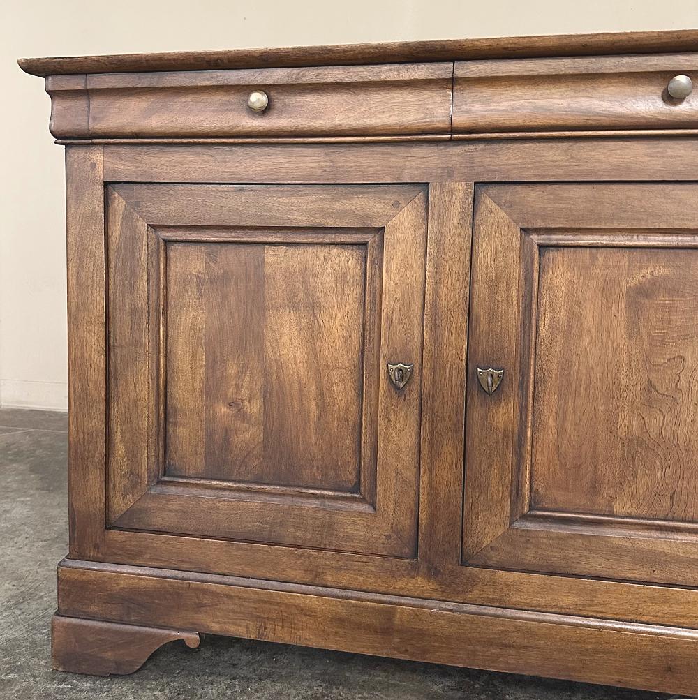 19th Century French Louis Philippe Period Walnut Buffet ~ Enfilade ~ Credenza (Messing) im Angebot