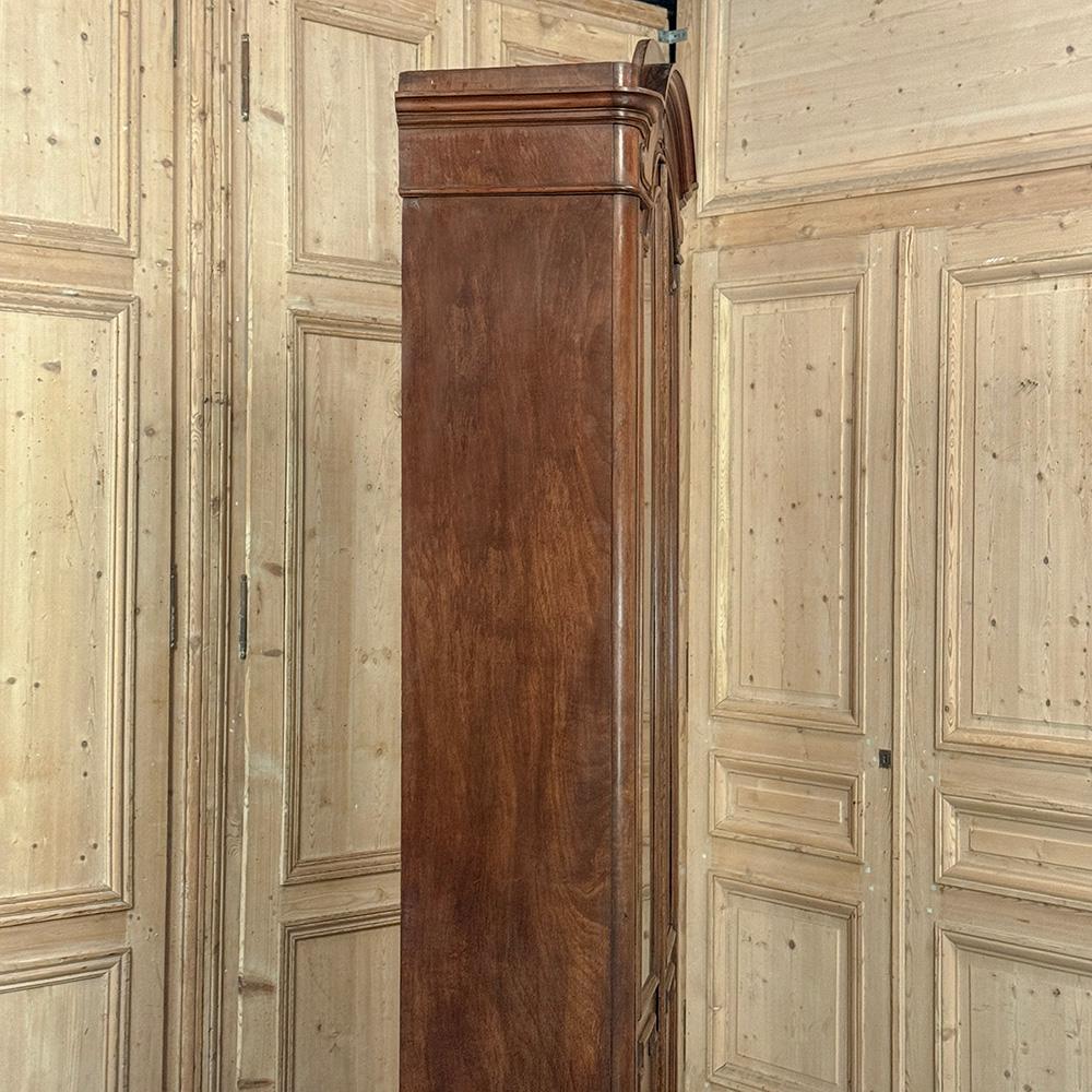 Vitrine ~ Bibliothèque en noyer d'époque Louis Philippe du 19e siècle en vente 3