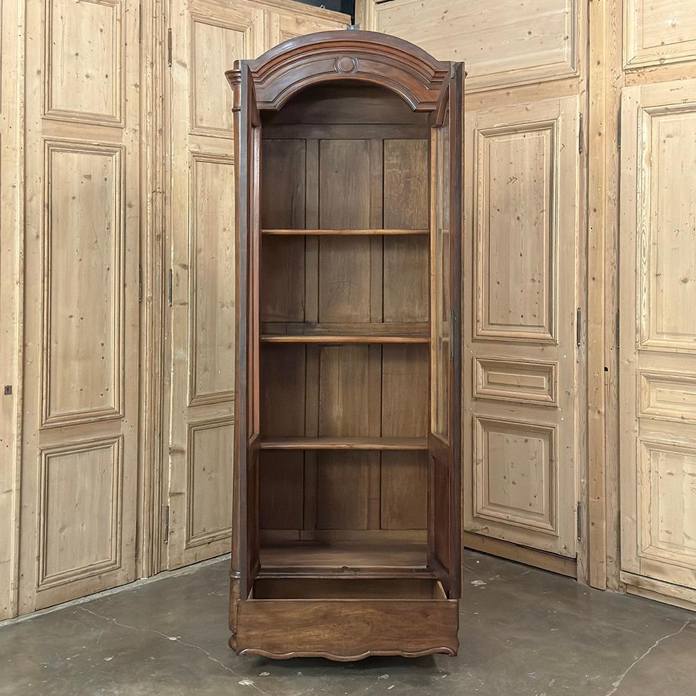 Vitrine ~ Bibliothèque en noyer d'époque Louis Philippe du 19e siècle en vente 5