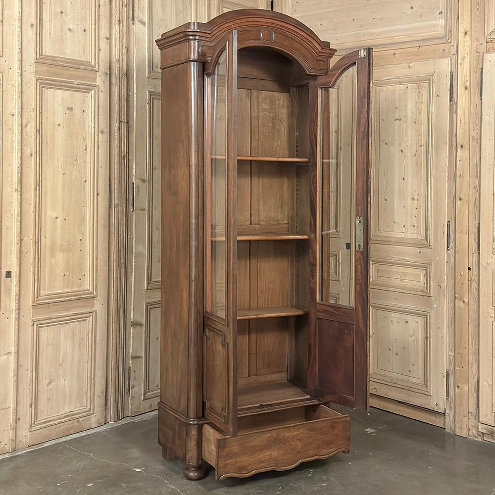 Vitrine ~ Bibliothèque en noyer d'époque Louis Philippe du 19e siècle en vente 6