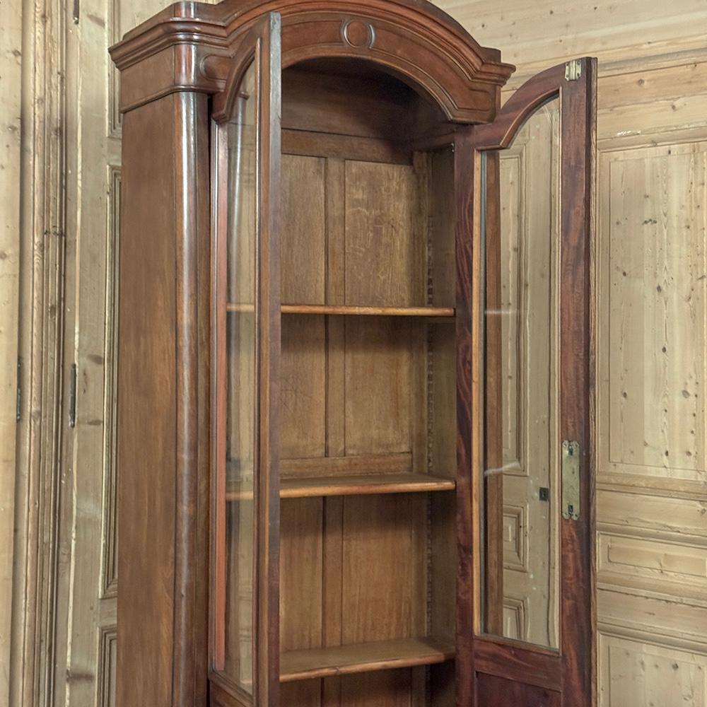 Vitrine ~ Bibliothèque en noyer d'époque Louis Philippe du 19e siècle en vente 7