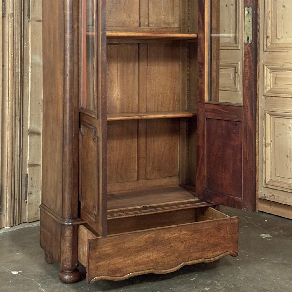 Vitrine ~ Bibliothèque en noyer d'époque Louis Philippe du 19e siècle en vente 8