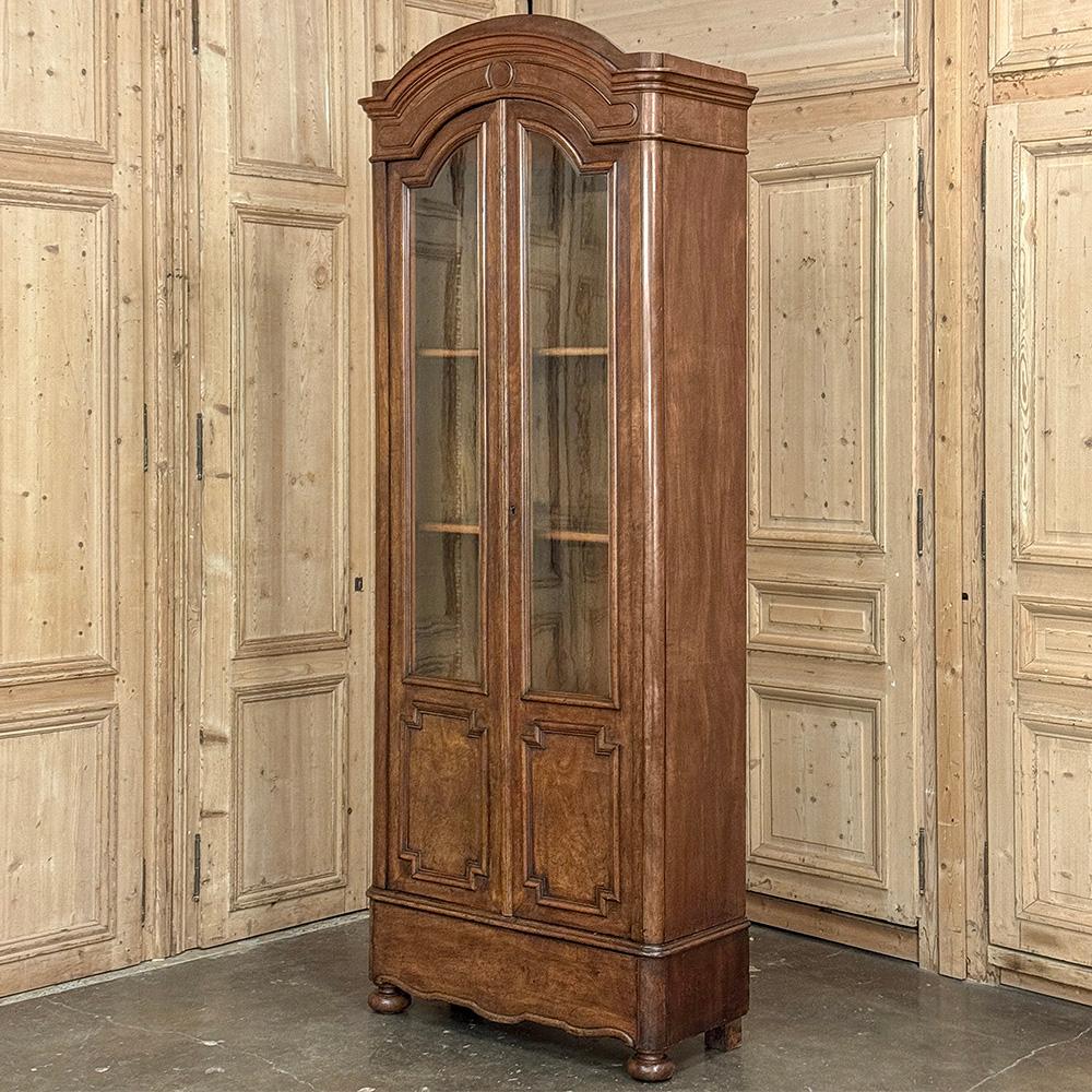 Vitrine en noyer d'époque Louis Philippe du 19ème siècle ~ La bibliothèque est la définition de l'élégance discrète !  Fabriqué à une époque où l'architecture était austère, il se compose d'une large couronne arquée et d'un tablier subtilement