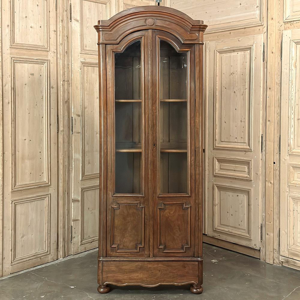Français Vitrine ~ Bibliothèque en noyer d'époque Louis Philippe du 19e siècle en vente