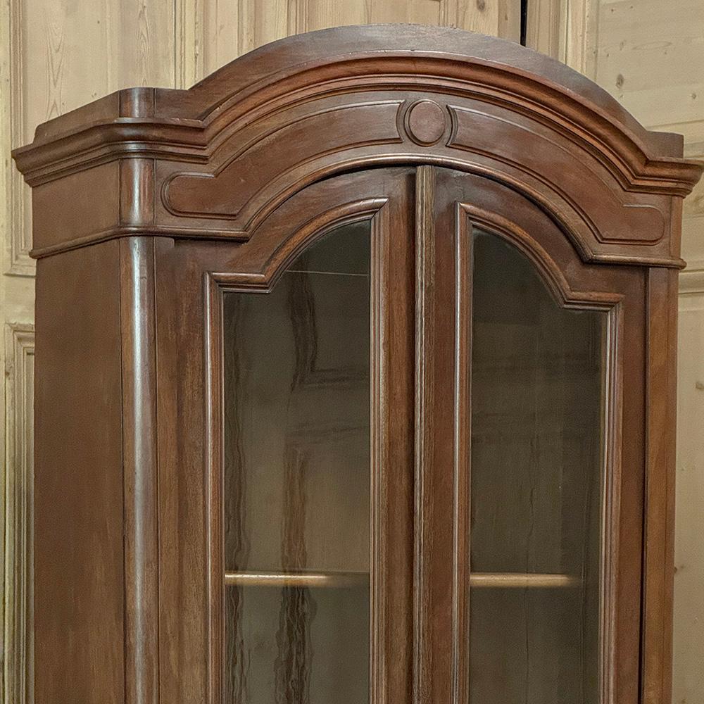 Fait main Vitrine ~ Bibliothèque en noyer d'époque Louis Philippe du 19e siècle en vente