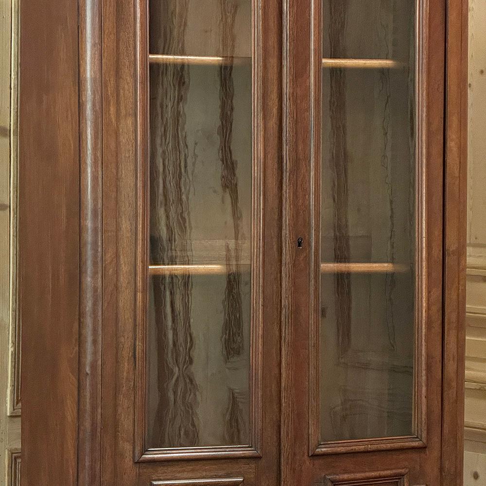 Vitrine ~ Bibliothèque en noyer d'époque Louis Philippe du 19e siècle Bon état - En vente à Dallas, TX