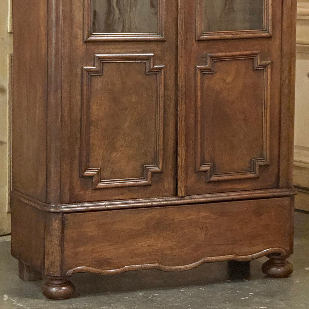 XIXe siècle Vitrine ~ Bibliothèque en noyer d'époque Louis Philippe du 19e siècle en vente