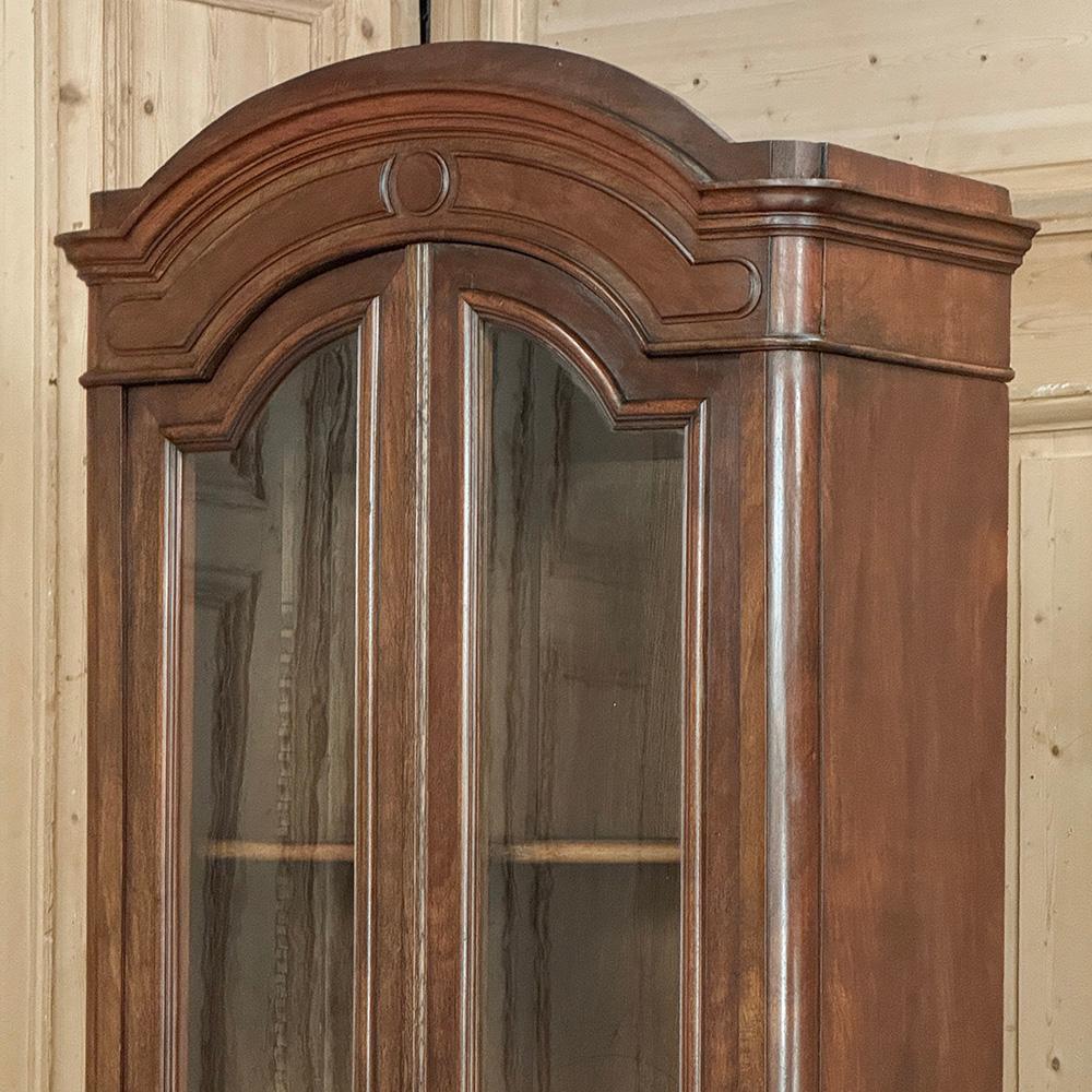 Verre Vitrine ~ Bibliothèque en noyer d'époque Louis Philippe du 19e siècle en vente