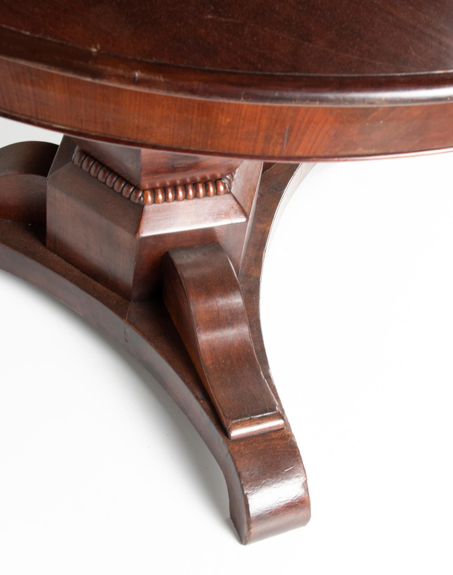 19th Century French Louis Philippe Round Dining Room Table Mahogany Veneered For Sale 6