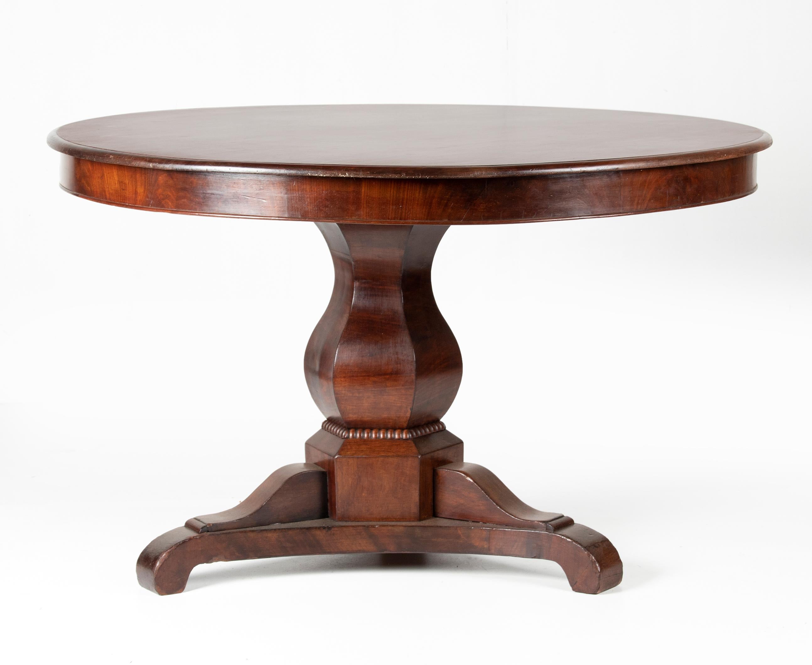 Beautiful antique round dining table, from France.
The base has sleek, angular shapes, the table is from circa 1870.
The table is stable and sturdy. The blade can be disassembled from the base quite easily.
Some signs of wear on the base,