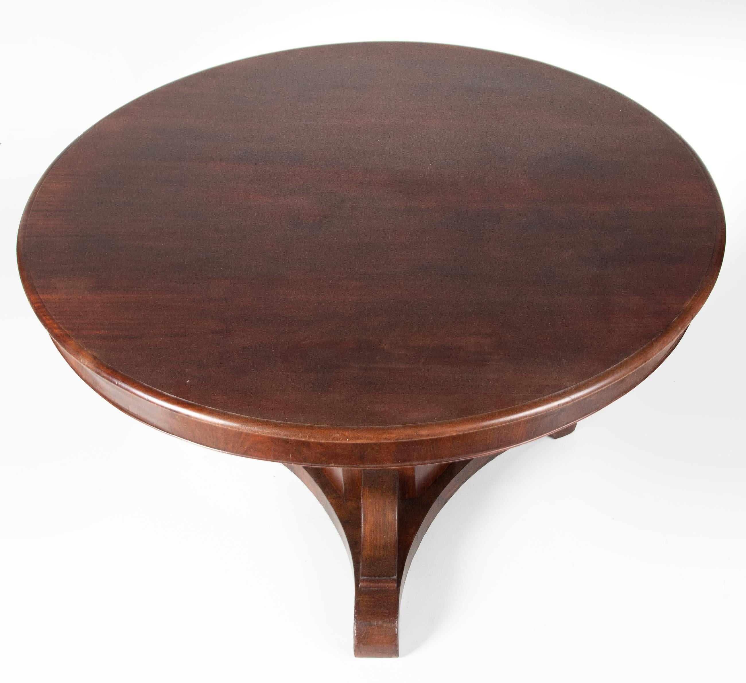 19th Century French Louis Philippe Round Dining Room Table Mahogany Veneered In Good Condition For Sale In Casteren, Noord-Brabant