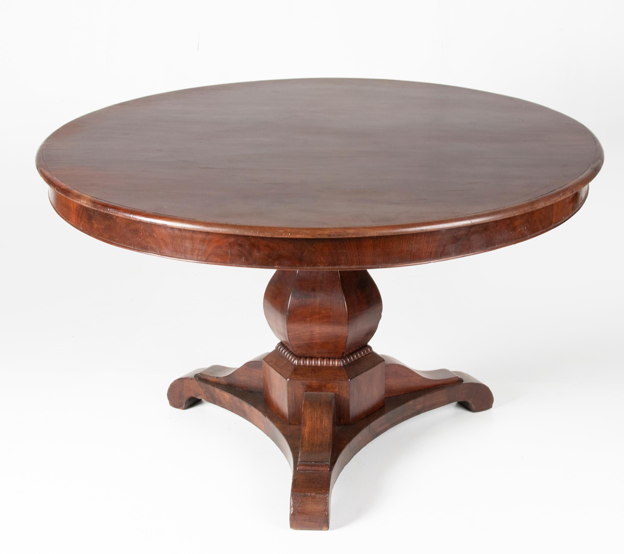 19th Century French Louis Philippe Round Dining Room Table Mahogany Veneered For Sale 4
