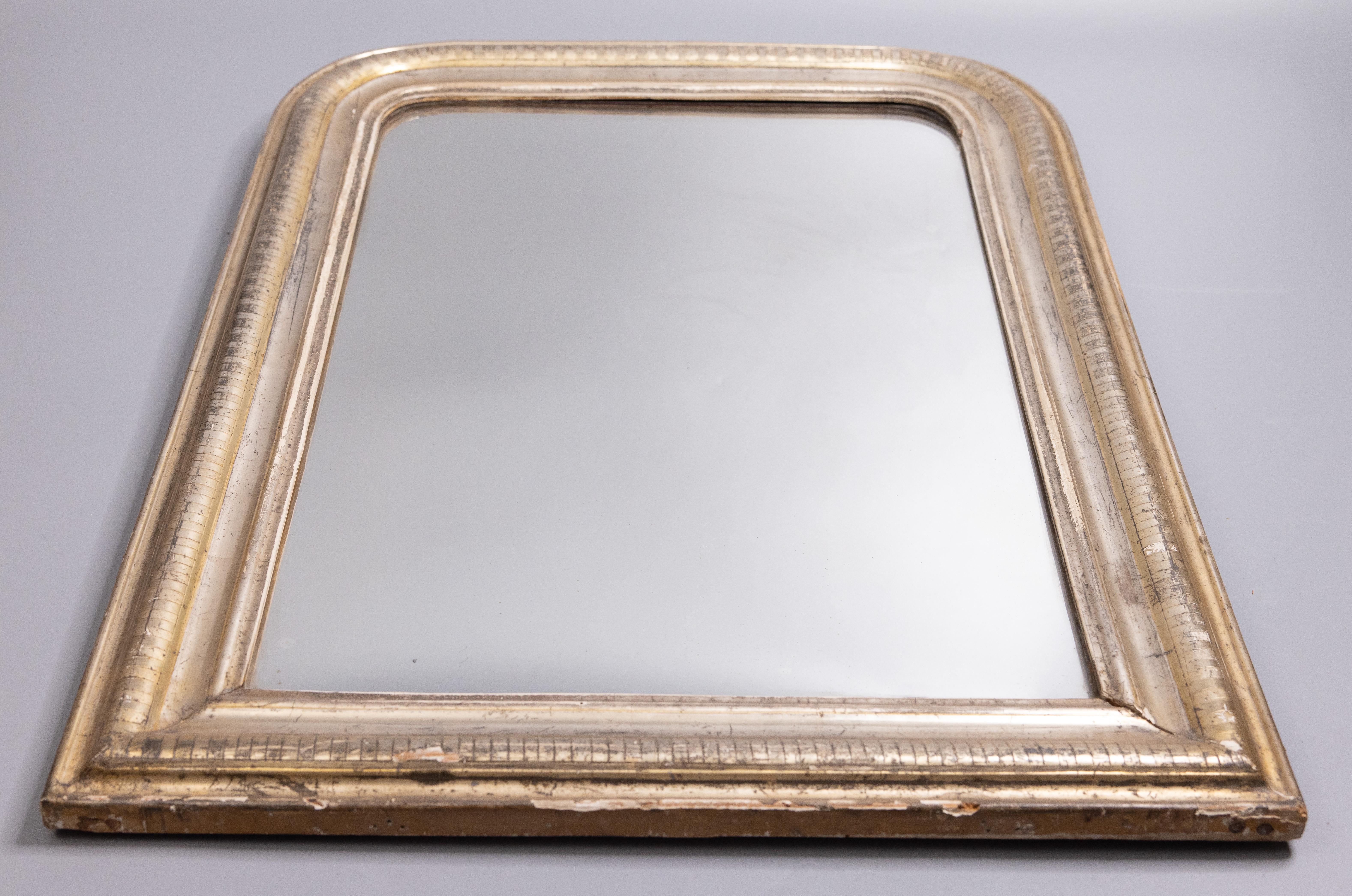 Elegant miroir Louis Philippe en bois doré à la feuille d'argent, vers 1860. Ce beau miroir présente un ravissant motif géométrique rayé dans une belle patine argentée et conserve la glace et le support en bois d'origine. Il s'agit d'un magnifique