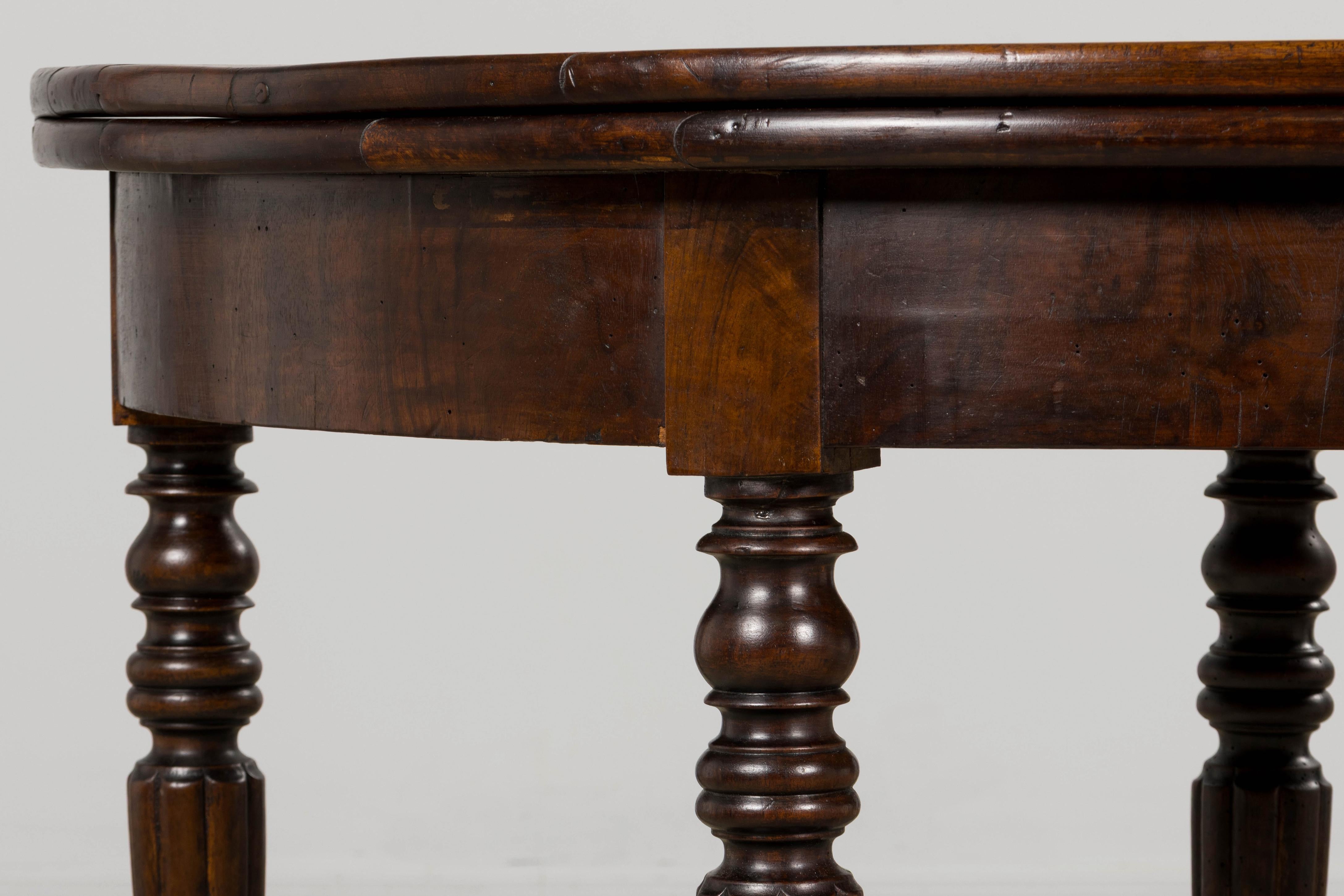 Une élégante table pliante de style Louis Philippe de la fin du XIXe siècle, provenant de Provence, France. Fabriquée à la main en noyer massif, la table a fait l'objet d'une révision structurelle pour plus de stabilité et a été délicatement refinie