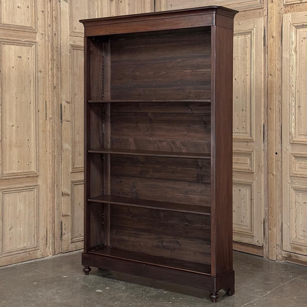 La bibliothèque ouverte de style Louis Philippe du 19e siècle est la réponse parfaite pour un plan d'étage efficace !  Doté de trois étagères réglables et d'un plancher robuste pour former quatre surfaces, sa profondeur totale est d'un peu plus d'un