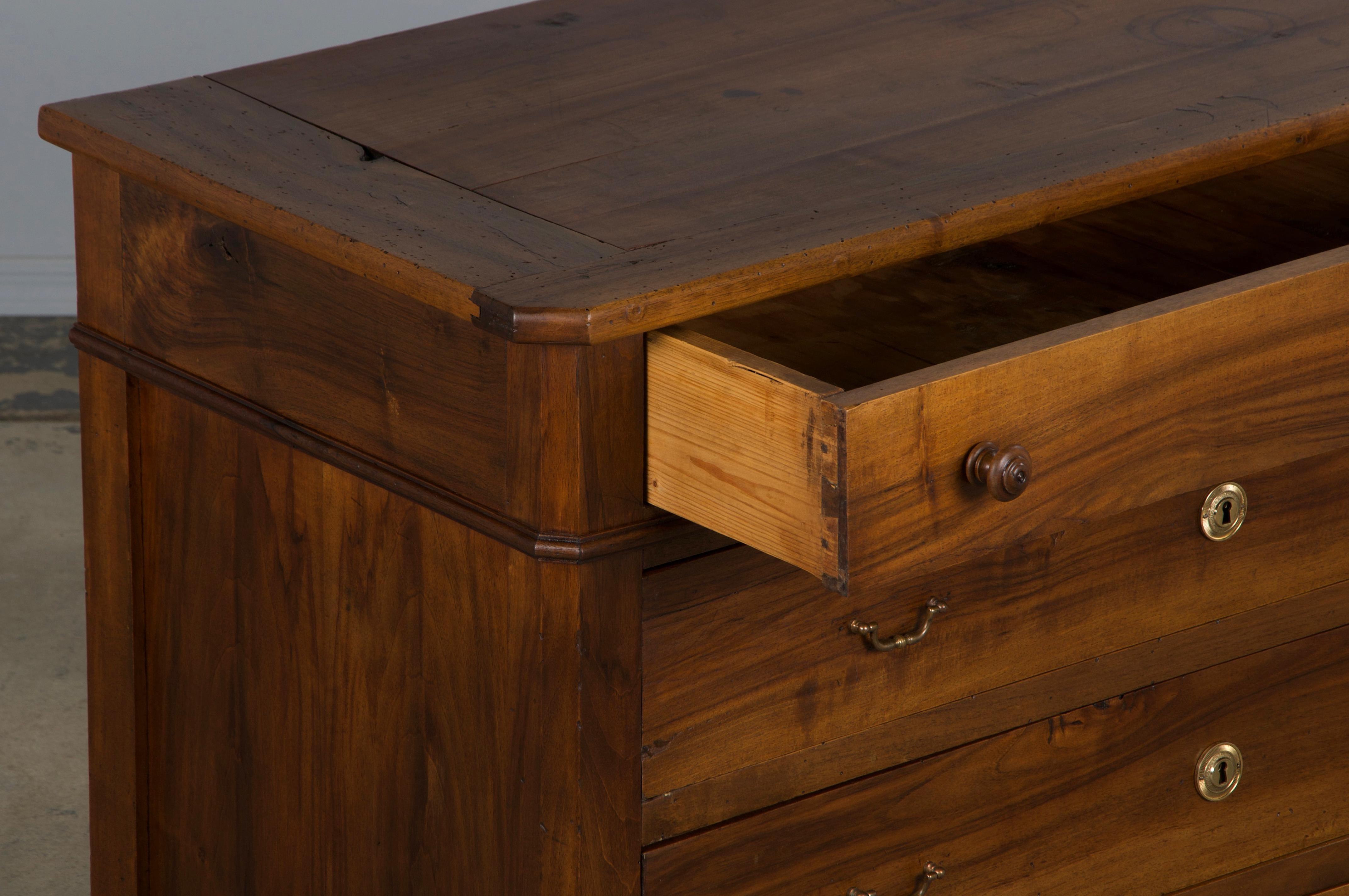 Cassettiera in legno di noce in stile Louis Philippe del XIX secolo in vendita 3