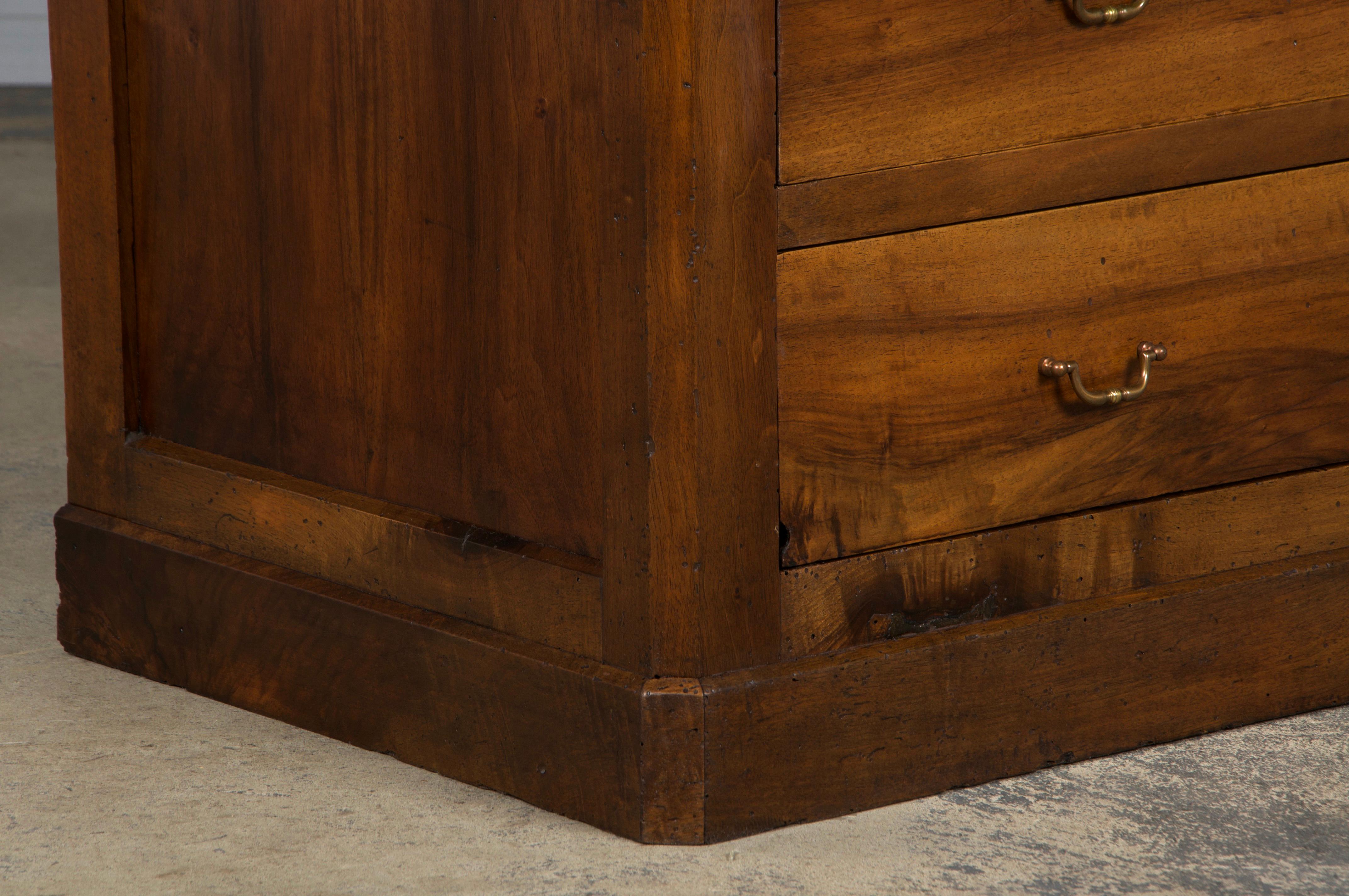 Cassettiera in legno di noce in stile Louis Philippe del XIX secolo in vendita 5