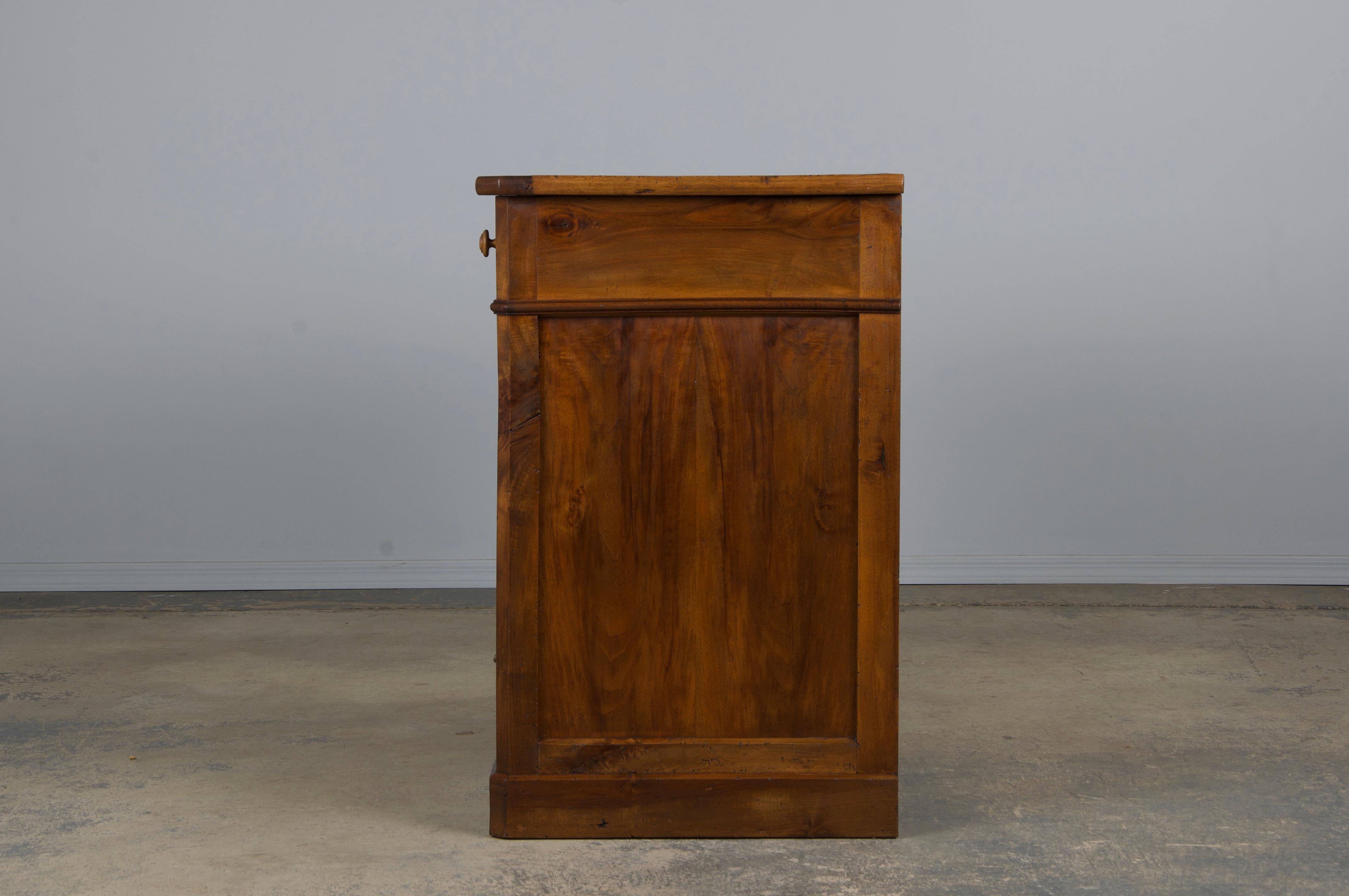 Cassettiera in legno di noce in stile Louis Philippe del XIX secolo in vendita 6