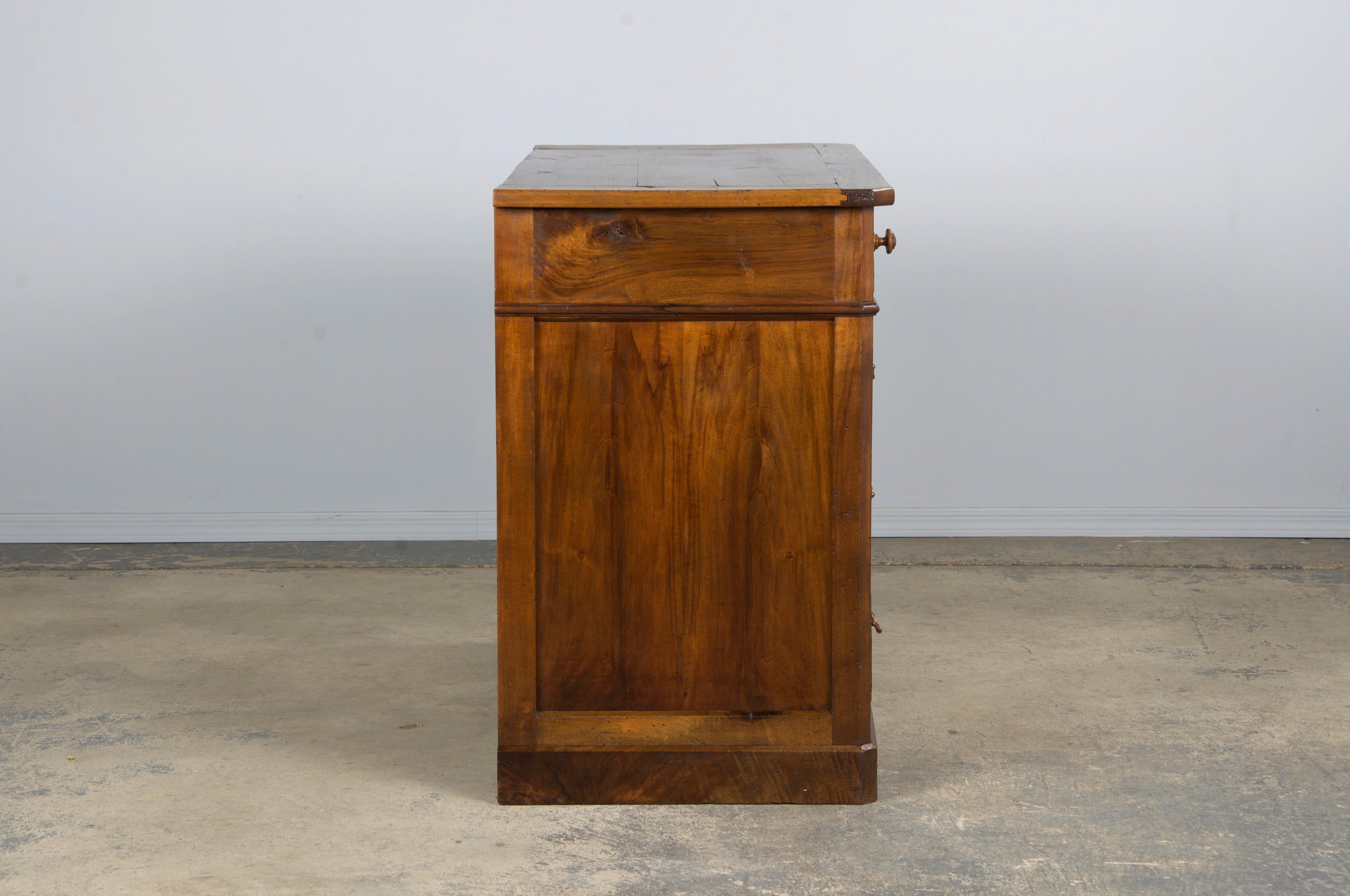 Cassettiera in legno di noce in stile Louis Philippe del XIX secolo in vendita 7