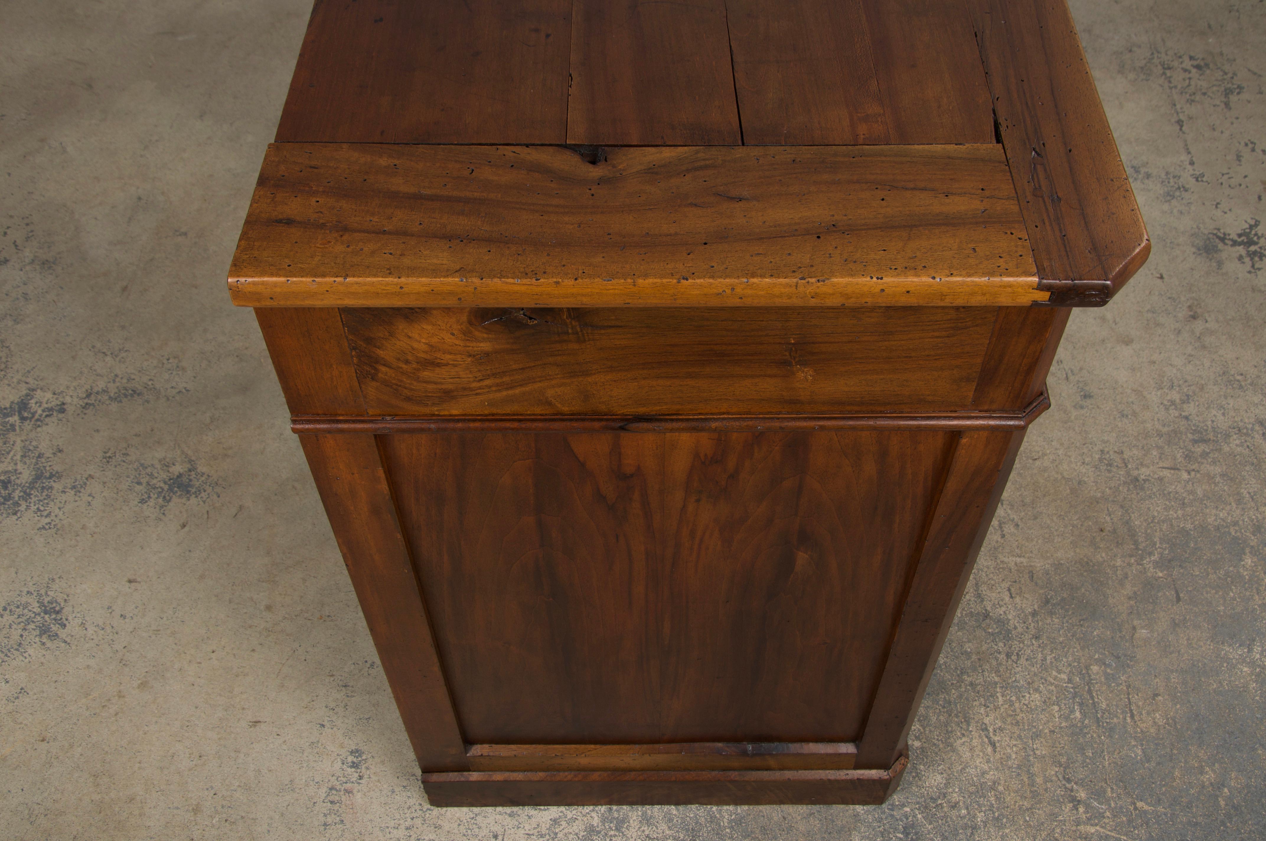 Cassettiera in legno di noce in stile Louis Philippe del XIX secolo in vendita 8