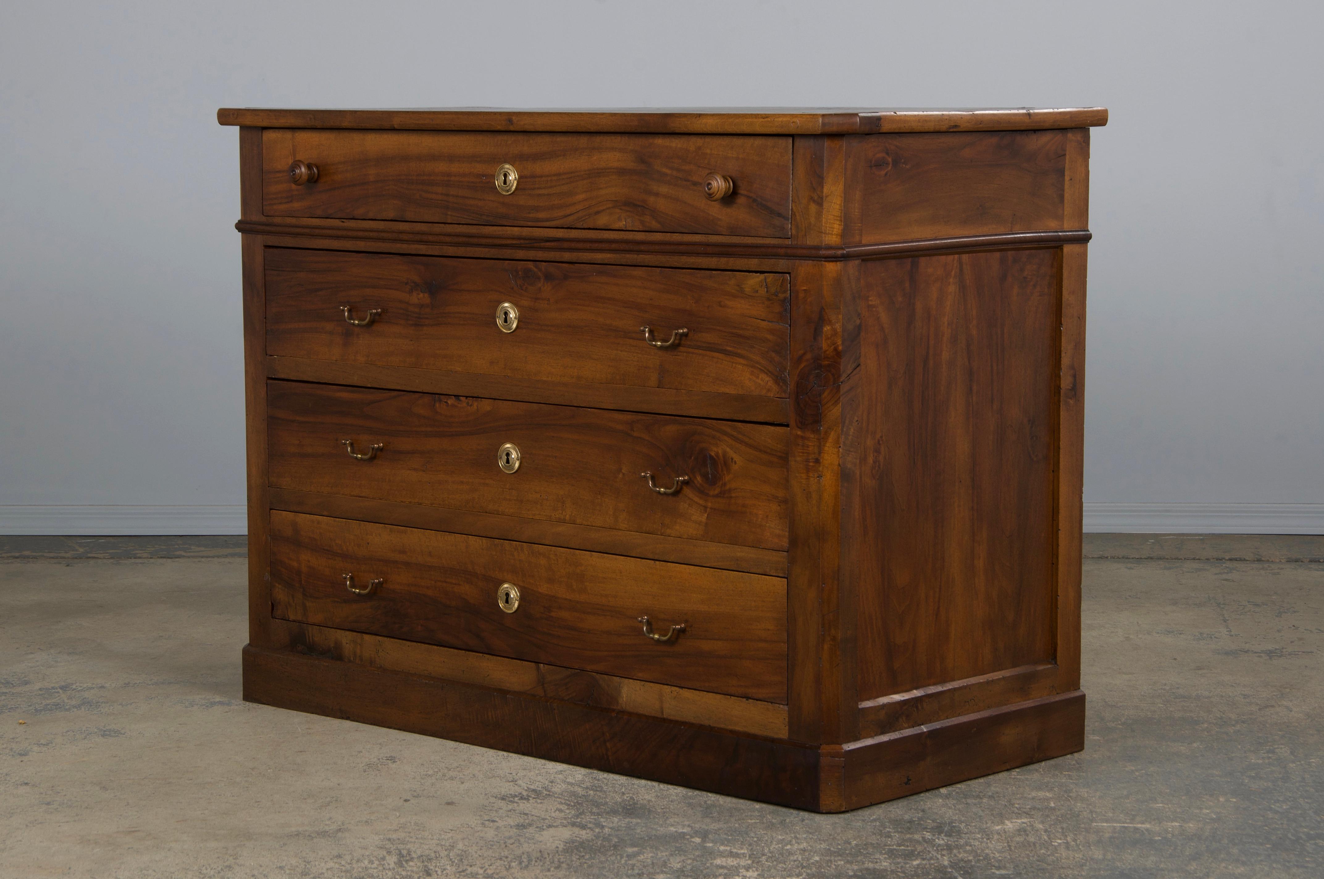 Cassettiera in legno di noce in stile Louis Philippe del XIX secolo in vendita 9