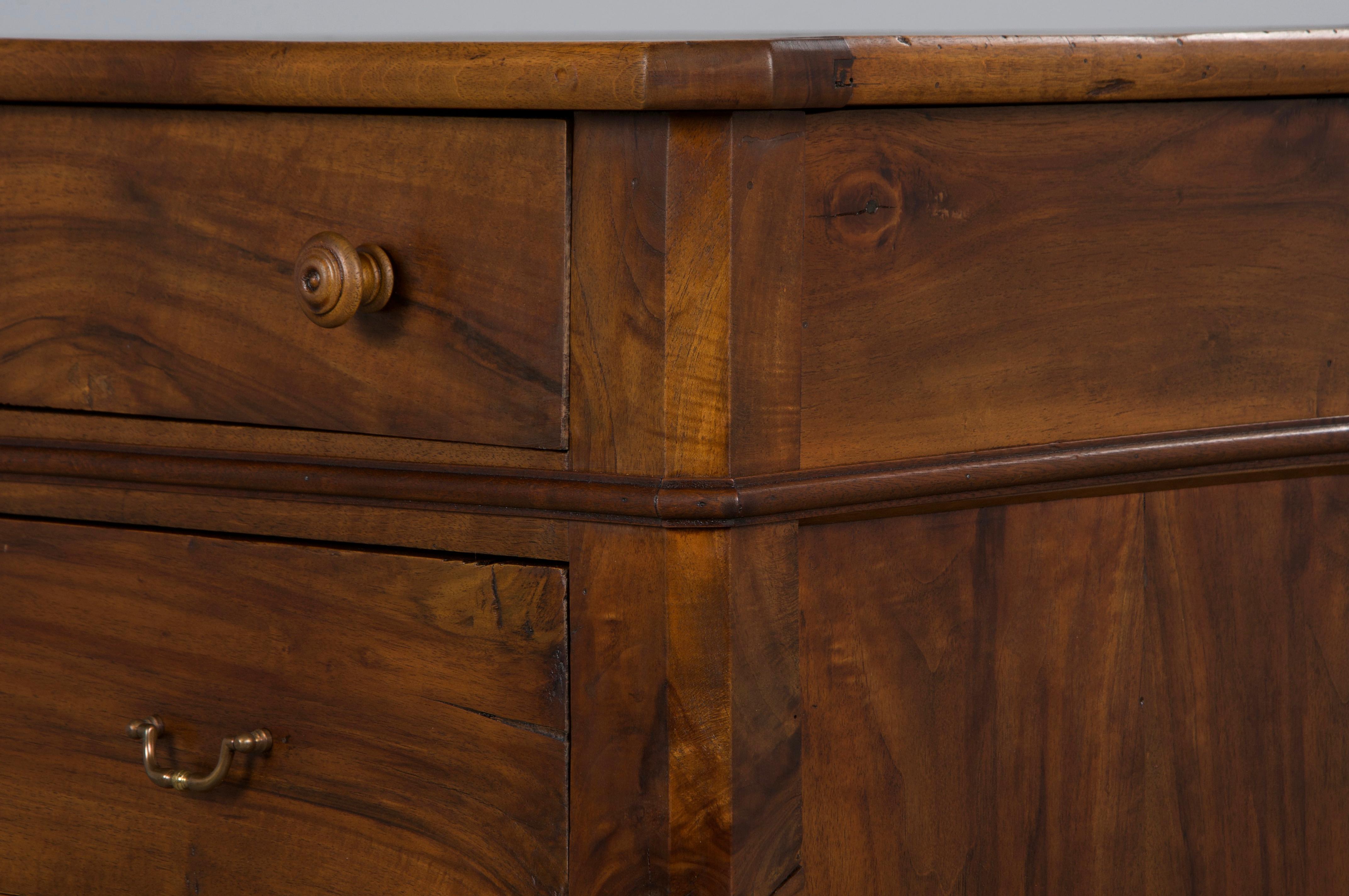Cassettiera in legno di noce in stile Louis Philippe del XIX secolo in vendita 10