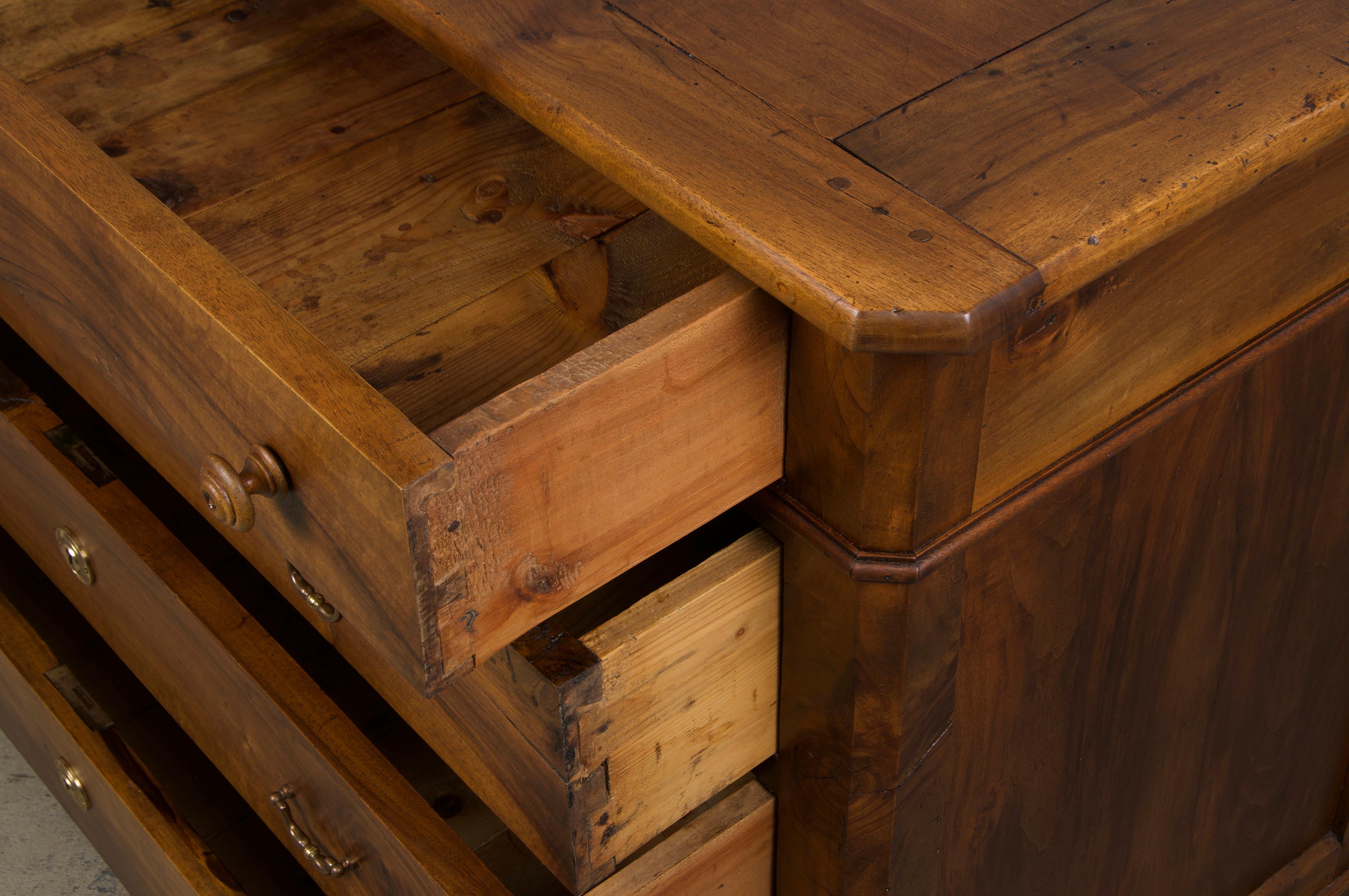 Cassettiera in legno di noce in stile Louis Philippe del XIX secolo in vendita 12