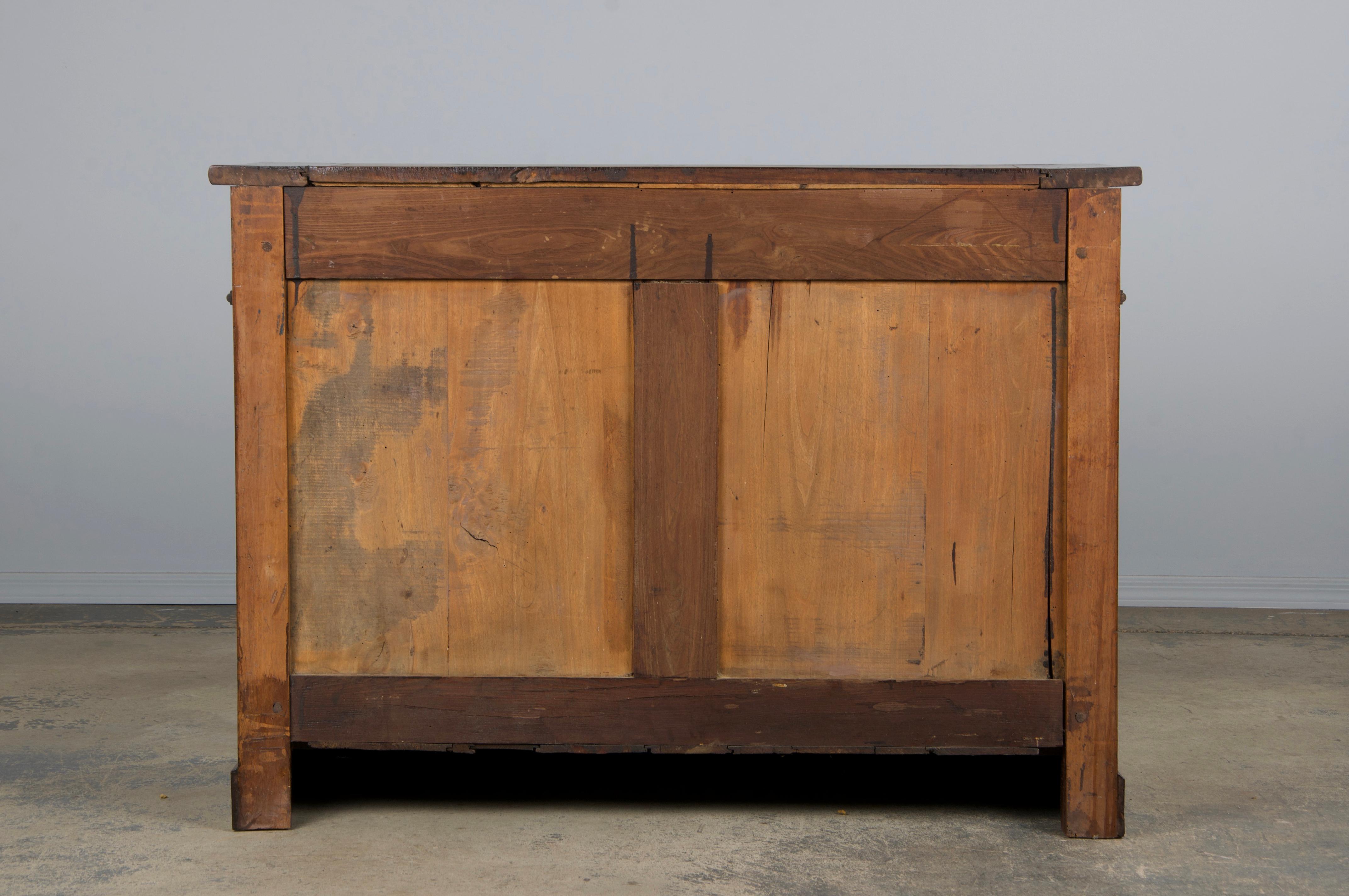Cassettiera in legno di noce in stile Louis Philippe del XIX secolo in vendita 13