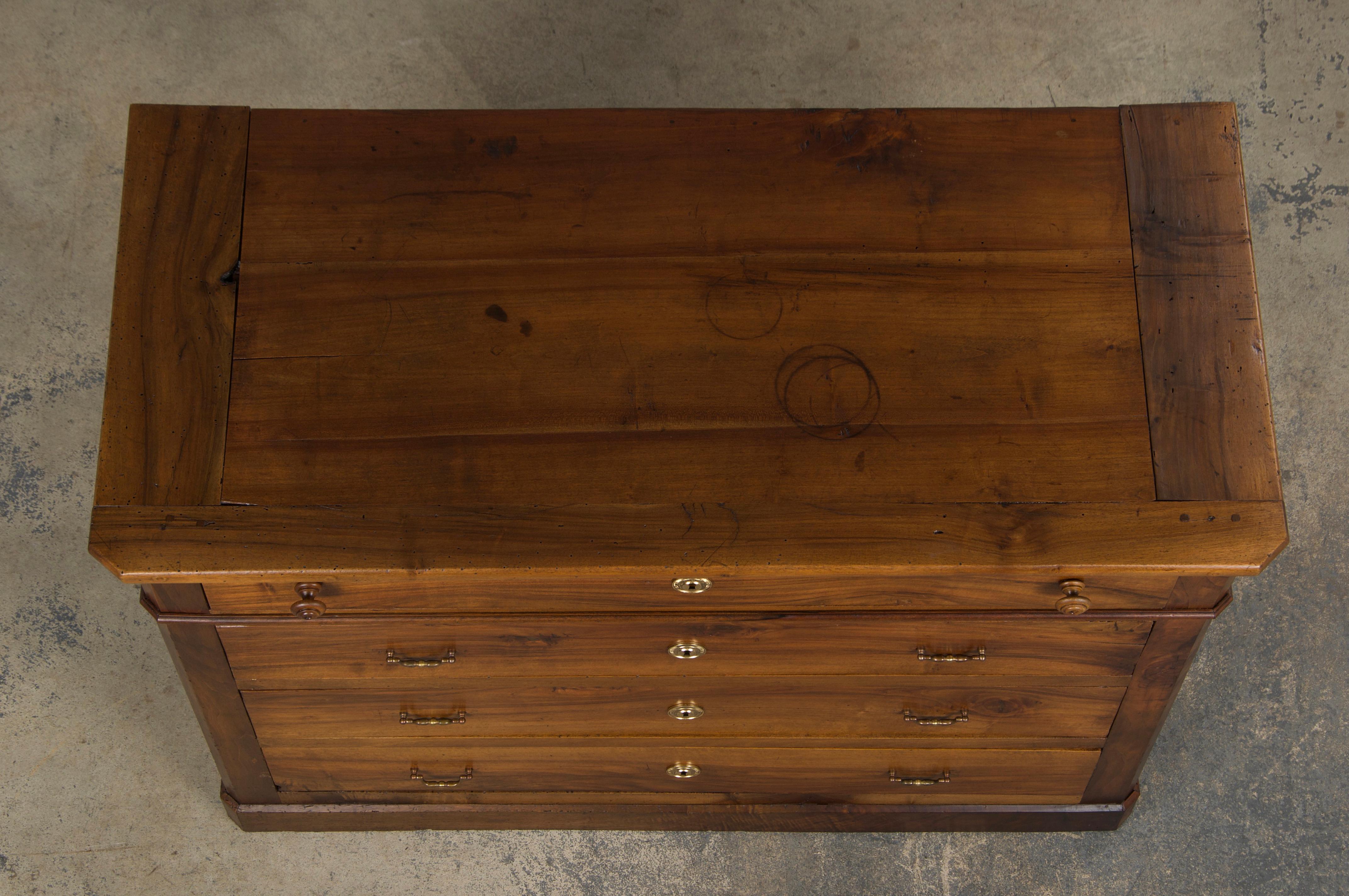 Luigi Filippo Cassettiera in legno di noce in stile Louis Philippe del XIX secolo in vendita