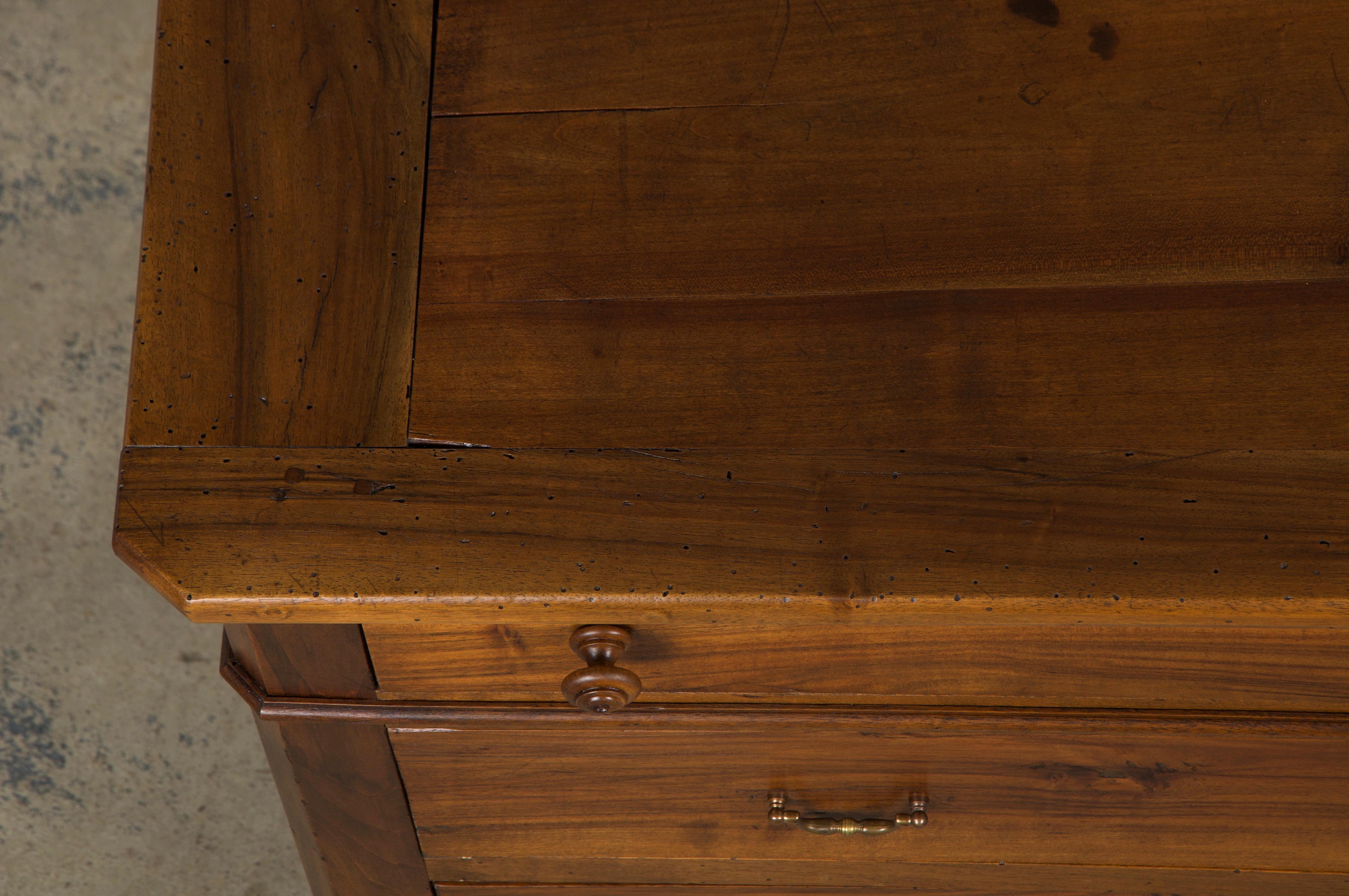 Francese Cassettiera in legno di noce in stile Louis Philippe del XIX secolo in vendita