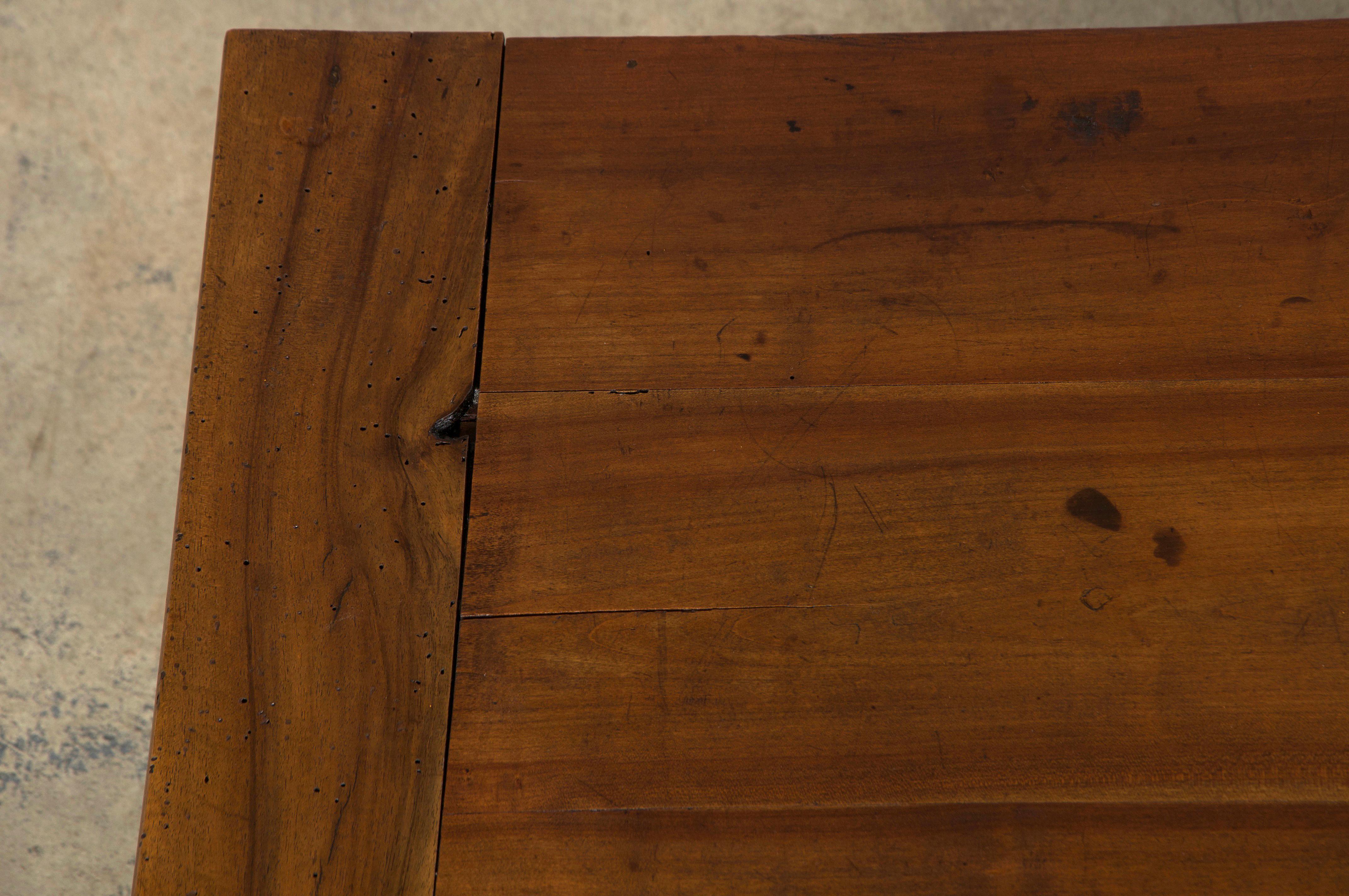 Intagliato a mano Cassettiera in legno di noce in stile Louis Philippe del XIX secolo in vendita