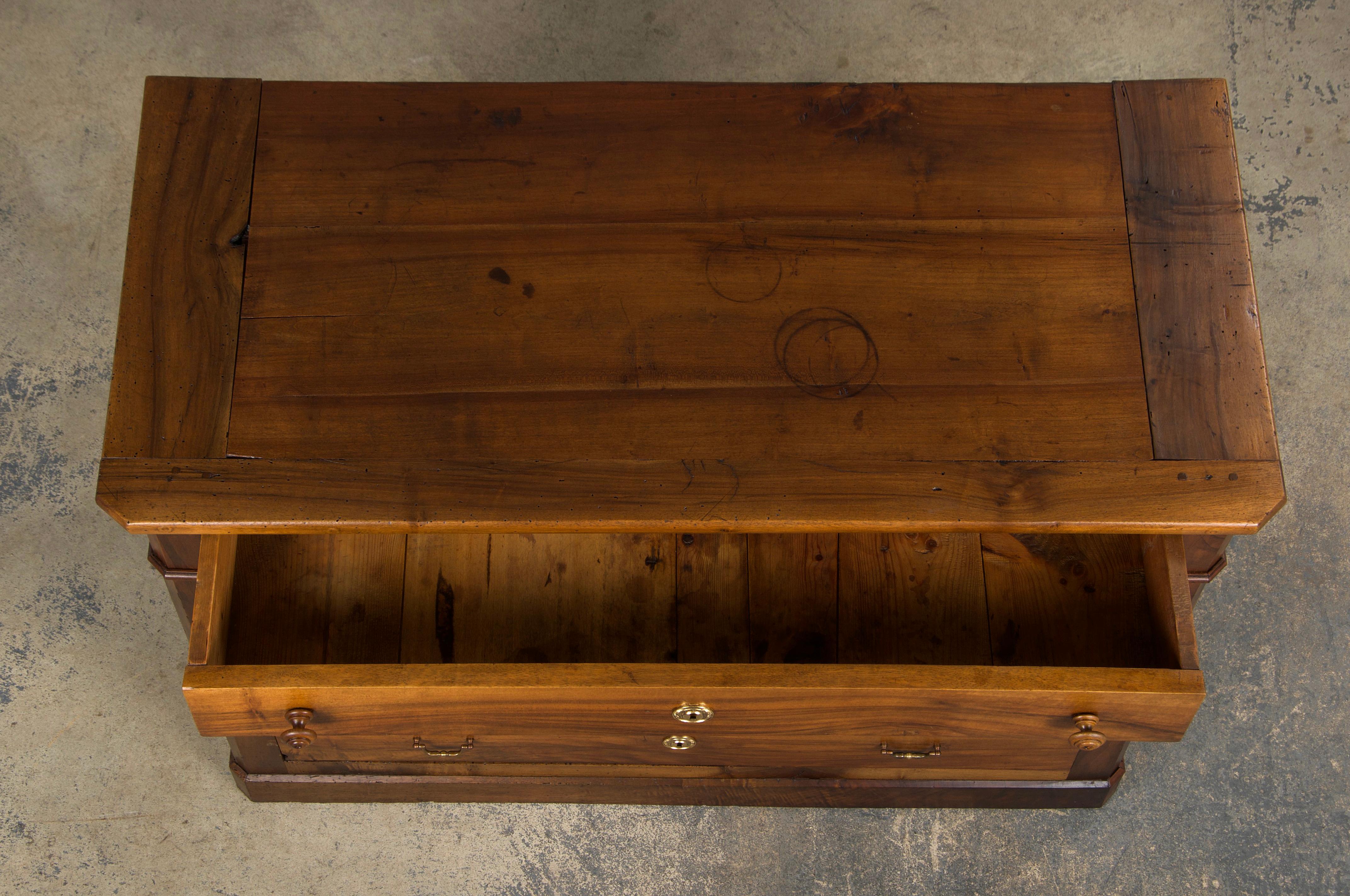 Cassettiera in legno di noce in stile Louis Philippe del XIX secolo In condizioni buone in vendita a Astoria, NY